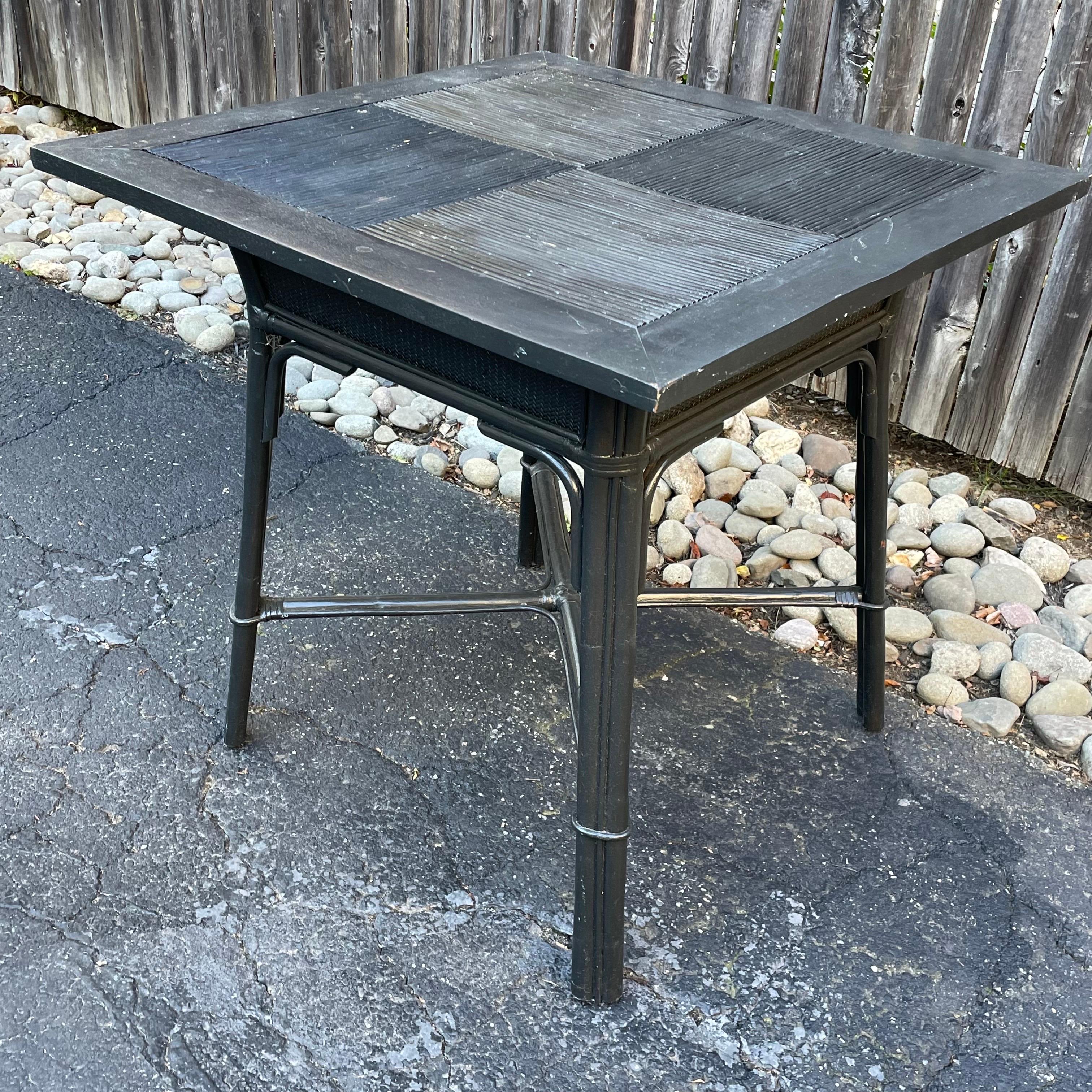 Américain Table de salle à manger ou table de foyer rustique Americana en bois et bambou noir en vente