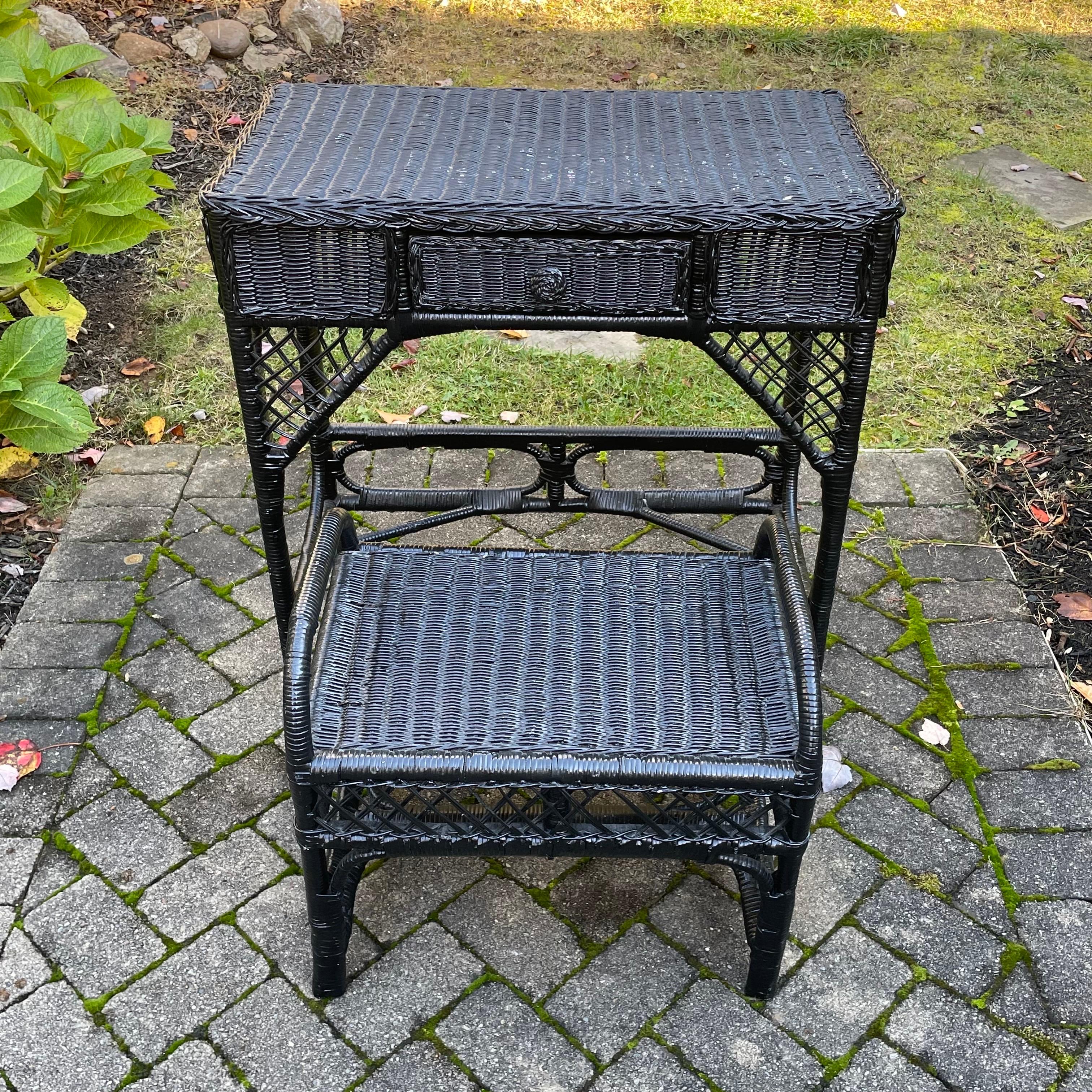Bureau ou meuble-lavabo rustique en faux bambou peint en noir par les Américains, avec petit tabouret.

Tabouret 20 x 15 x 15 hauteur du siège