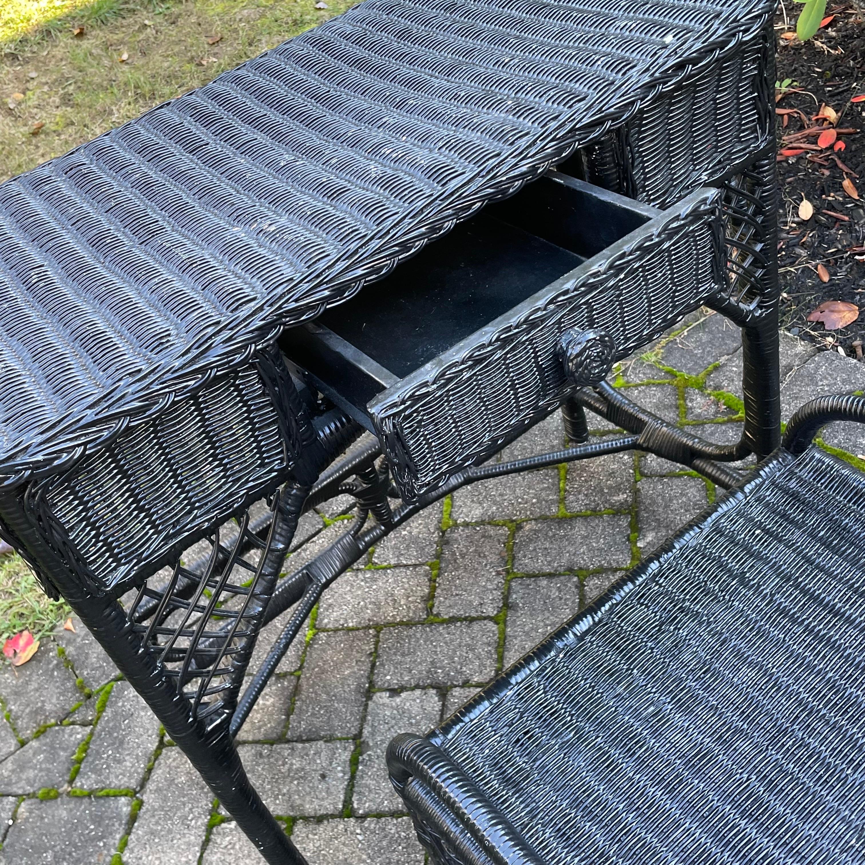 Américain Bureau ou coiffeuse rustique en faux bambou noir avec tabouret en vente