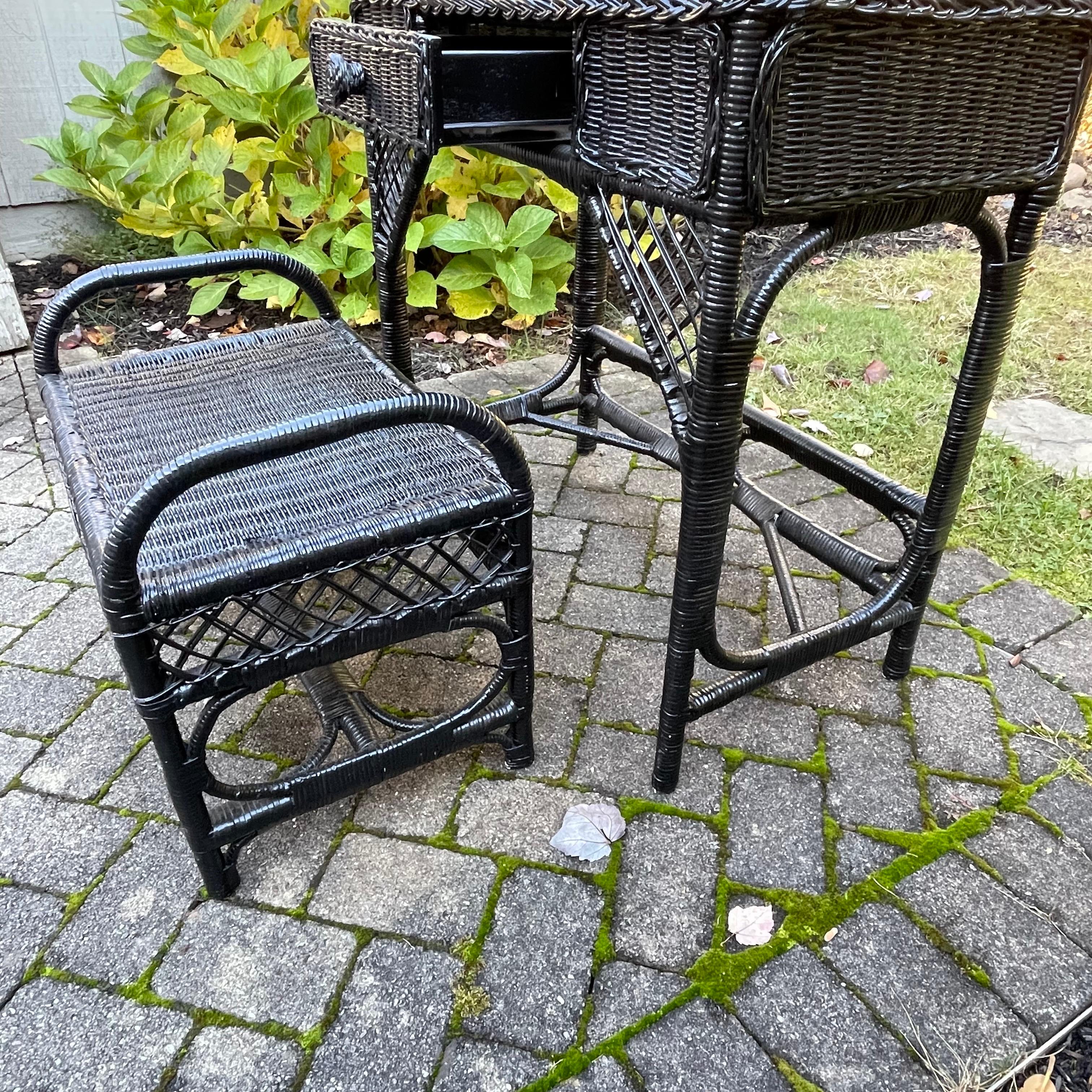 Bureau ou coiffeuse rustique en faux bambou noir avec tabouret Bon état - En vente à Bedford Hills, NY