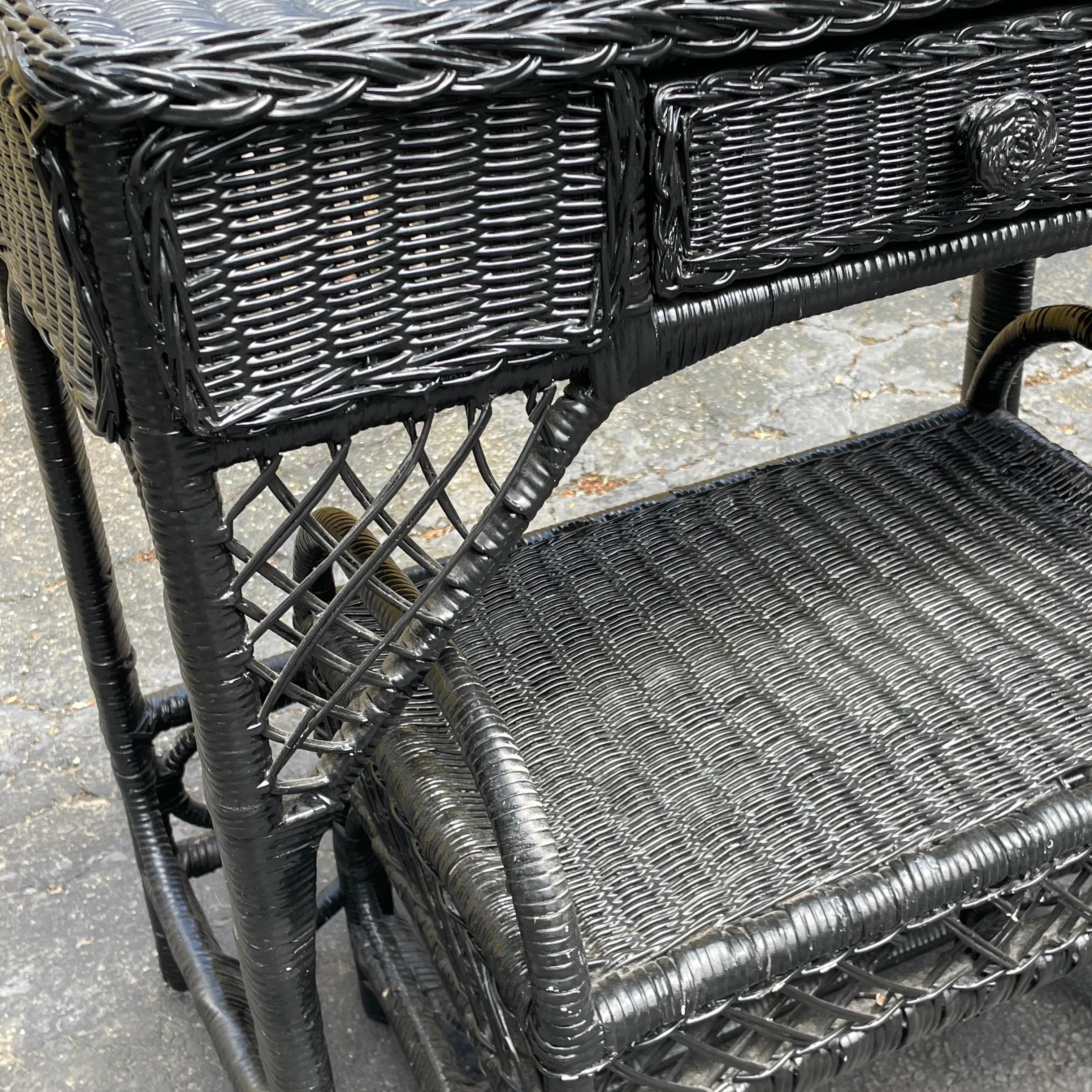 Imitation bambou Bureau ou coiffeuse rustique en faux bambou noir avec tabouret en vente