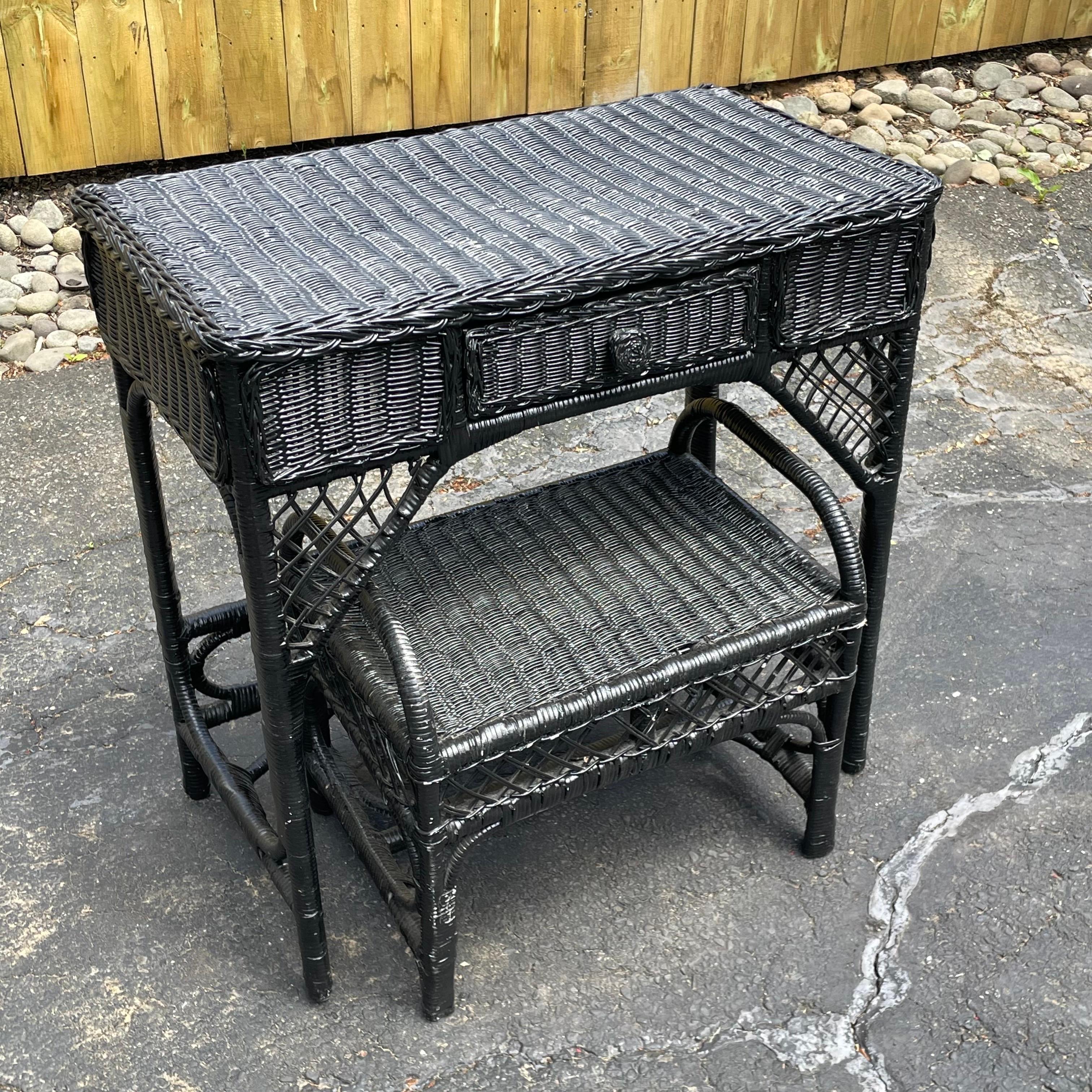 Bureau ou coiffeuse rustique en faux bambou noir avec tabouret en vente 1