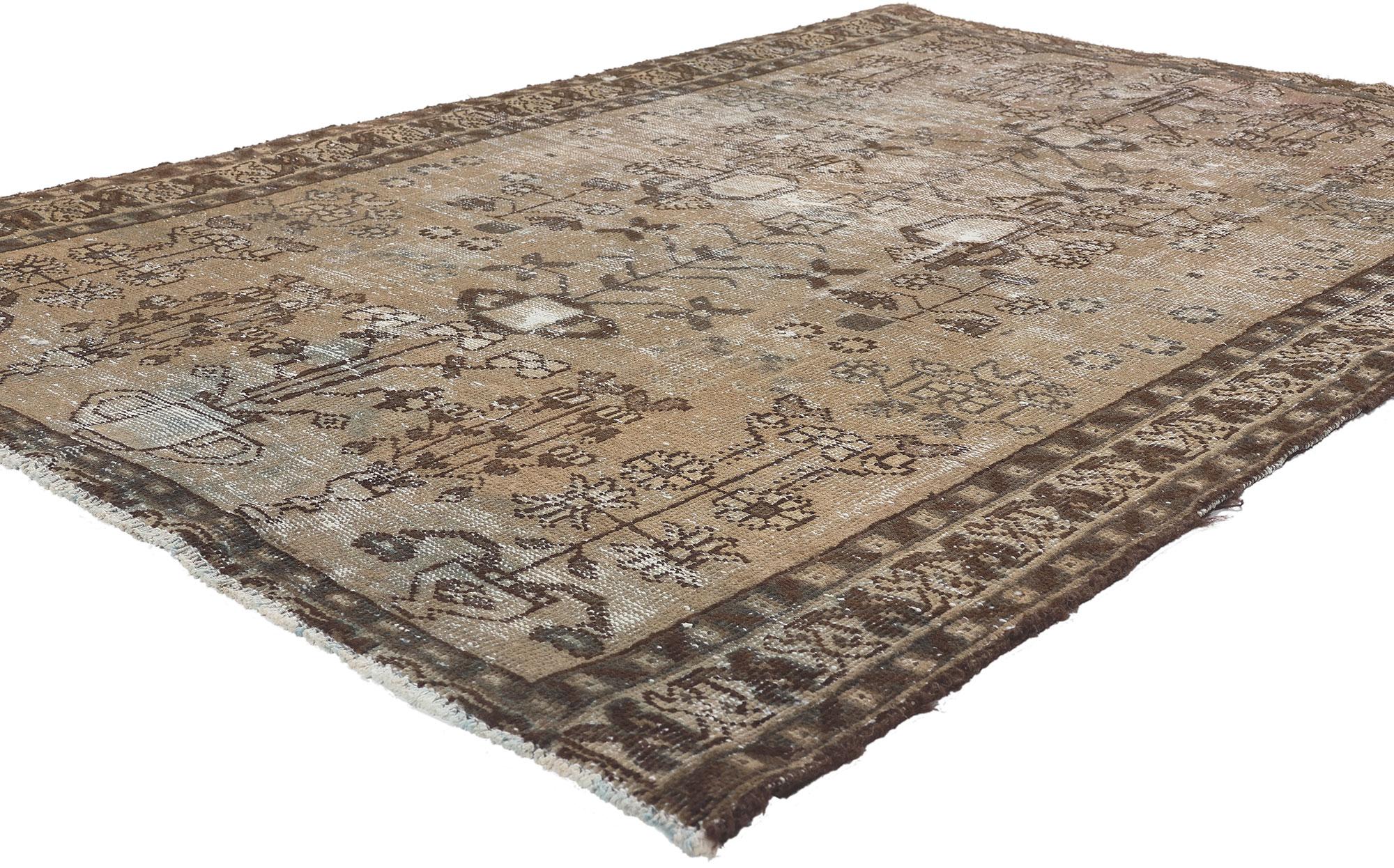 78572 Antiker persischer Bakhtiari-Teppich, 04'03 x 05'11. Dieser handgeknüpfte antike persische Bakhtiari-Teppich aus Wolle verkörpert die Essenz von rustikalem Charme und zeitloser Schönheit und bietet einen Einblick in das künstlerische Erbe der