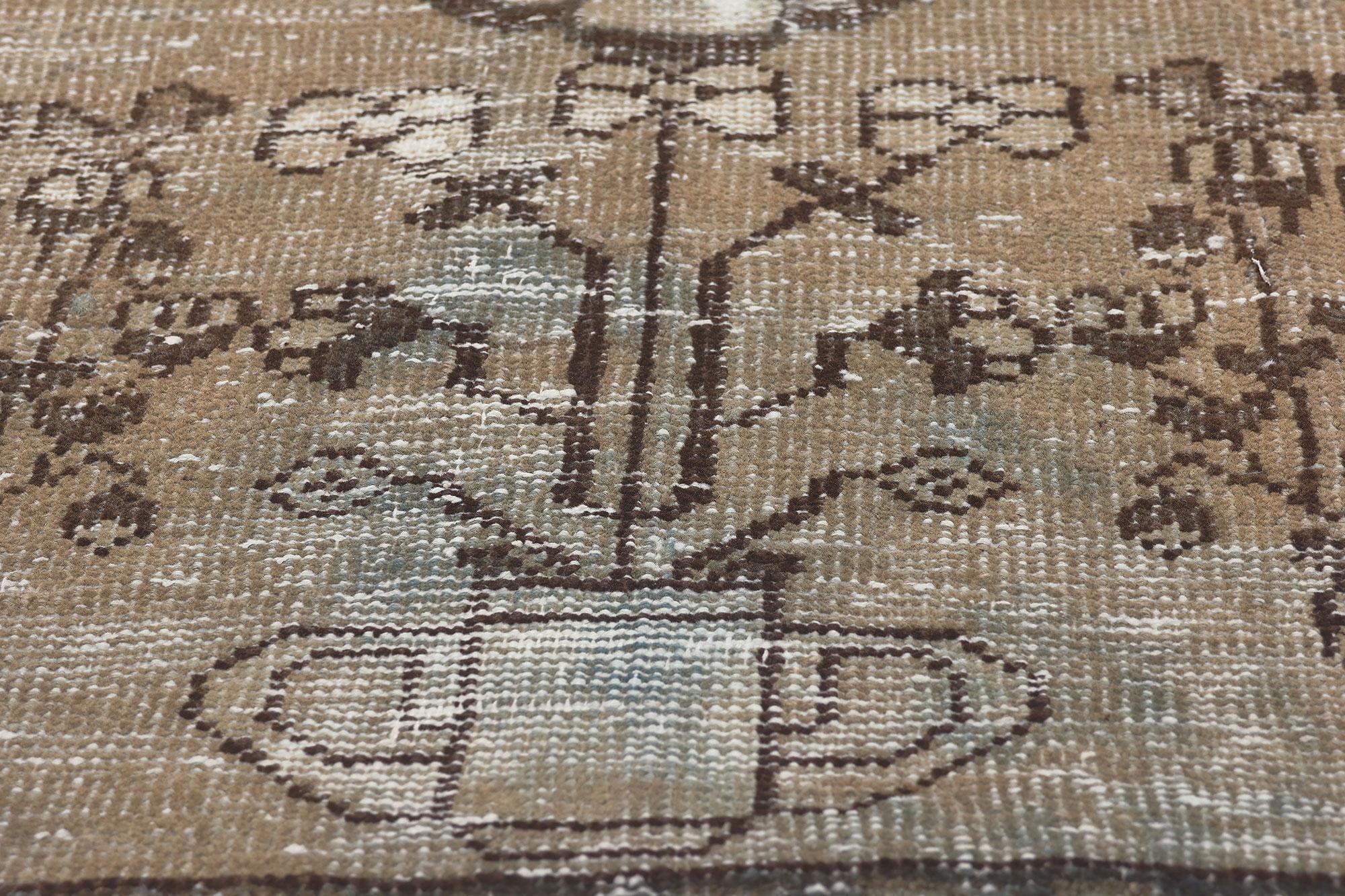 1920's Distressed Antique Persian Bakhtiari Carpet with Modern Style (Handgeknüpft) im Angebot