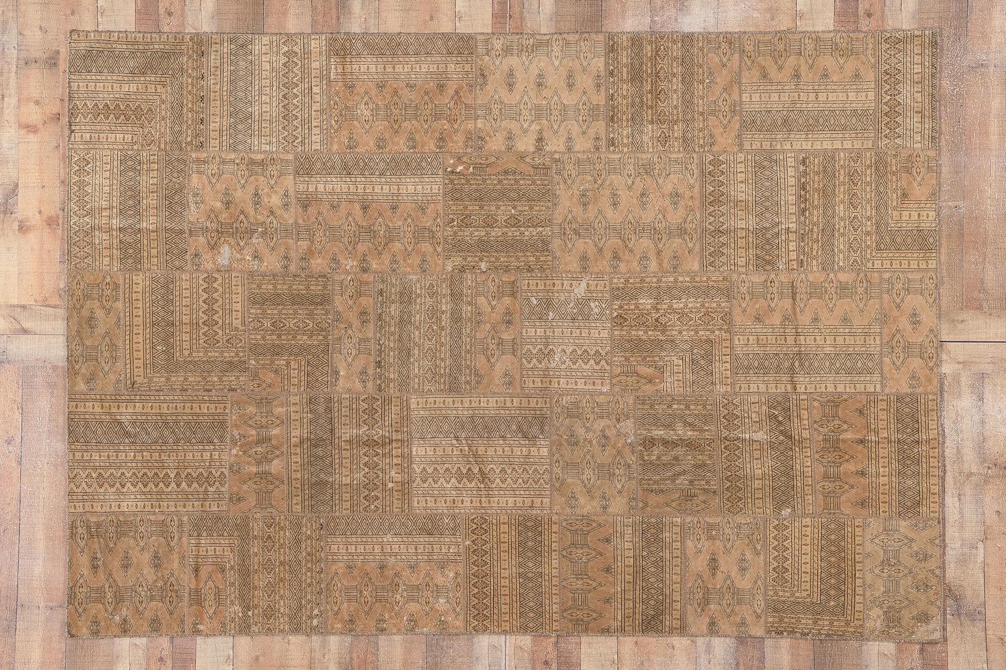 Tappeto patchwork persiano Turkoman rustico e raffinato, neutro e vintage, lana e seta in vendita 1