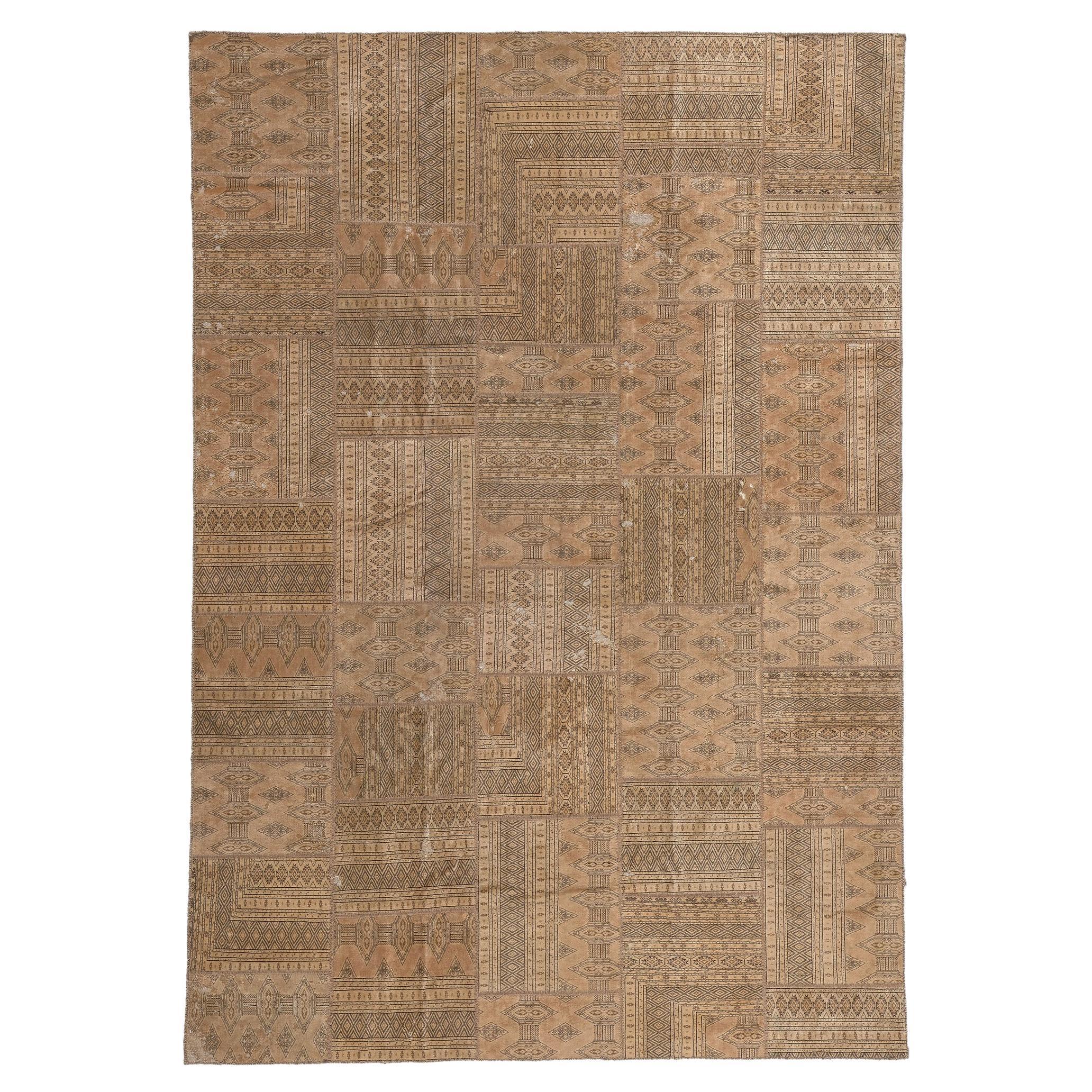 Tapis patchwork vintage neutre, rustique et raffiné, en laine et soie, de style Turkoman