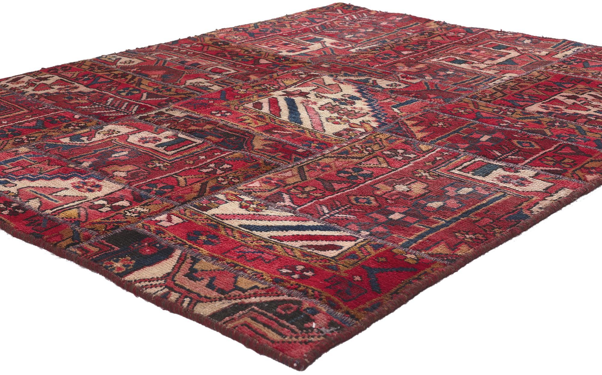 78578 Vintage Persischer Patchwork-Teppich, 04'03 x 05'04. 
Dieser persische Patchwork-Teppich im Vintage-Stil versprüht bukolischen Charme und traditionelle Sensibilität und ist eine fesselnde Vision gewebter Schönheit. Die Bachtiari-Muster und die