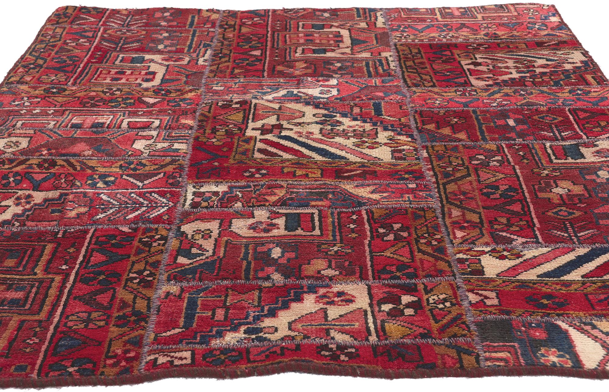 Rustikaler und raffinierter persischer Bakhtiari Patchwork-Teppich im Vintage-Stil (Persisch) im Angebot