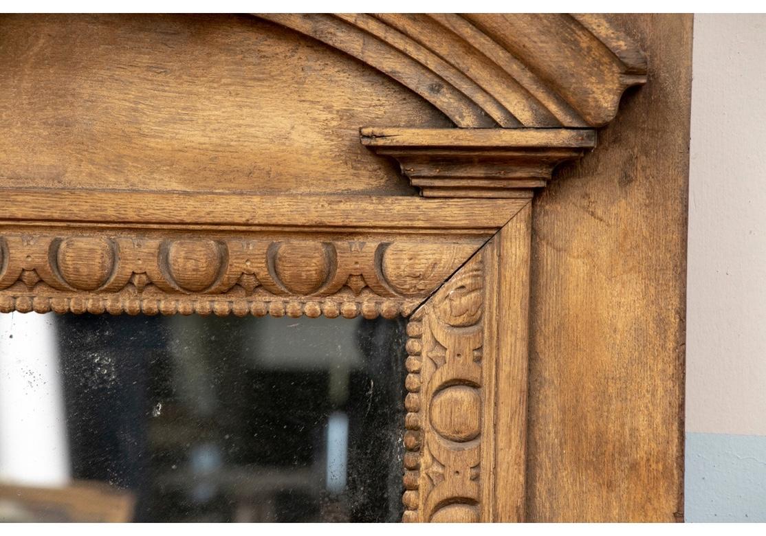 Rustikaler antiker architektonischer Spiegel im neoklassischen Stil im Angebot 1