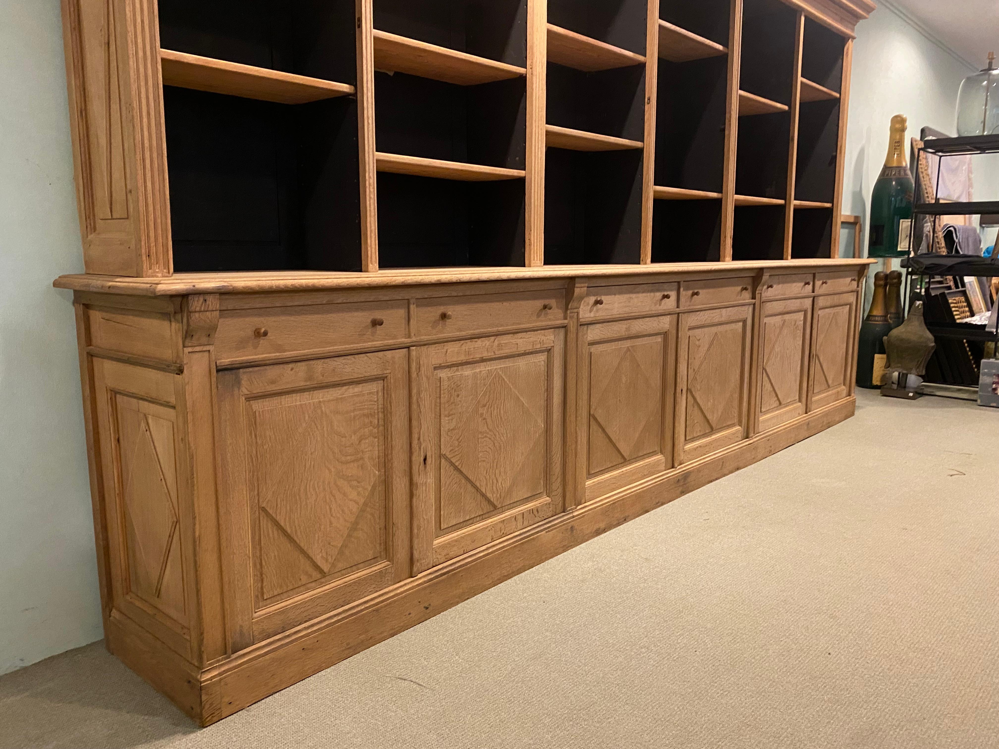 Rustic Antique Blond Oak Bookcase with Glazed Doors In Good Condition For Sale In Schellebelle, BE