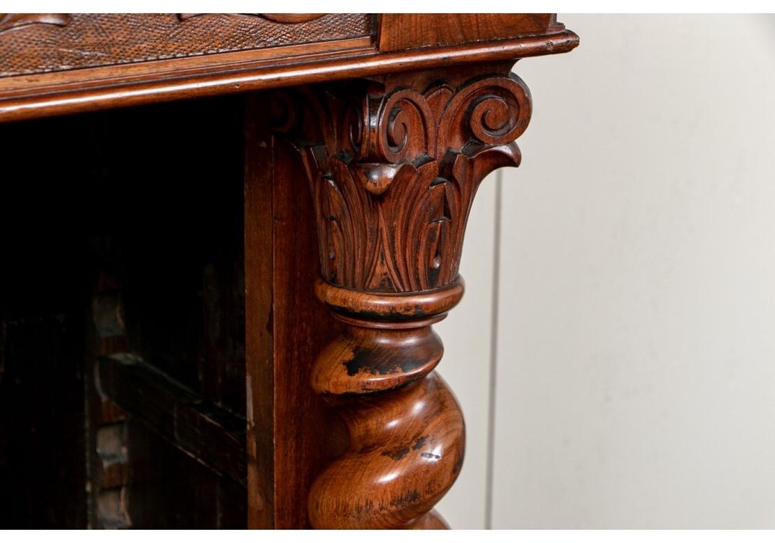 Bibliothèque rustique ancienne en acajou sculpté torsadé 6