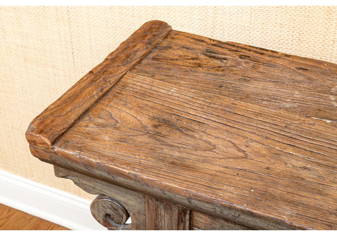 Ancienne table d'autel ou console chinoise rustique en vente 1