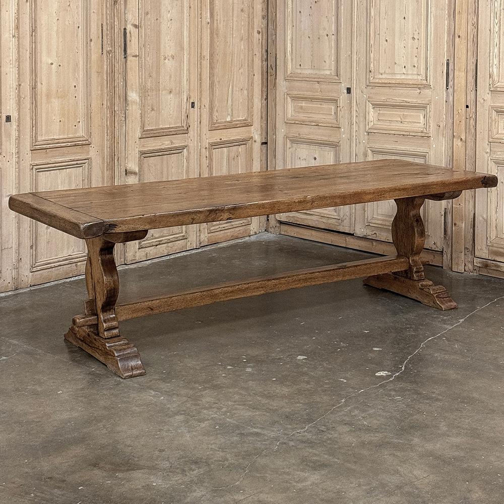 Rustic Antique Dining Table ~ La table à tréteaux en chêne massif est le choix idéal pour toute famille, car elle est pratiquement indestructible tout en offrant plus d'espace pour s'asseoir que la plupart des tables grâce à sa largeur de plus de