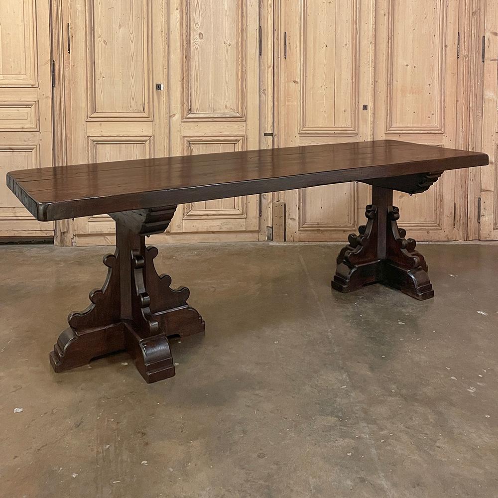 Il tavolo da banchetto Rustic Antique Double Pedestal è stato letteralmente progettato per durare nei secoli!  Utilizzando spesse assi e travi di legno massiccio di olmo secolare, gli artigiani che lo hanno realizzato hanno usato un piano così