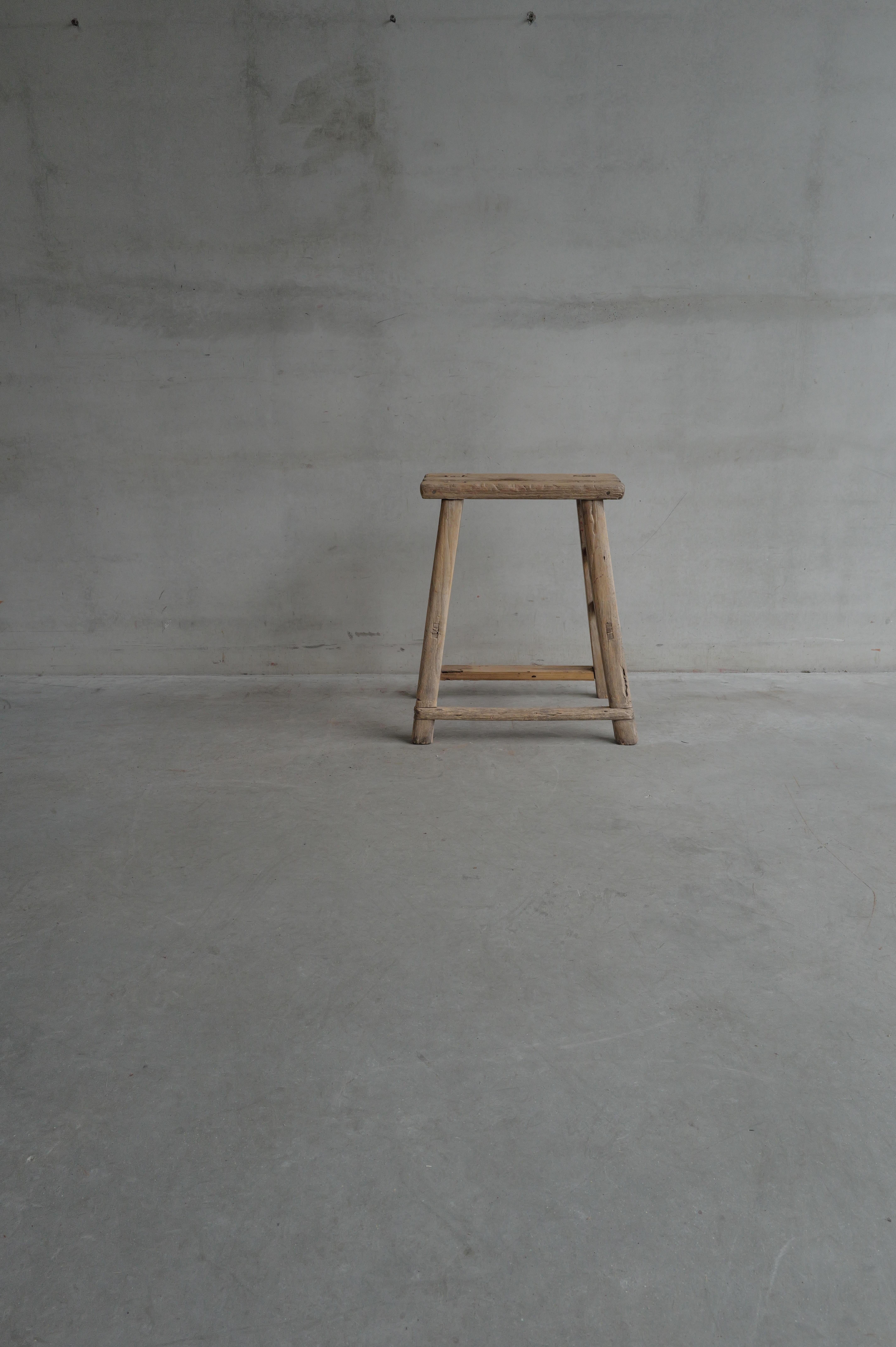 Début du 20ème siècle Tabouret rustique en bois d'orme ancien en vente