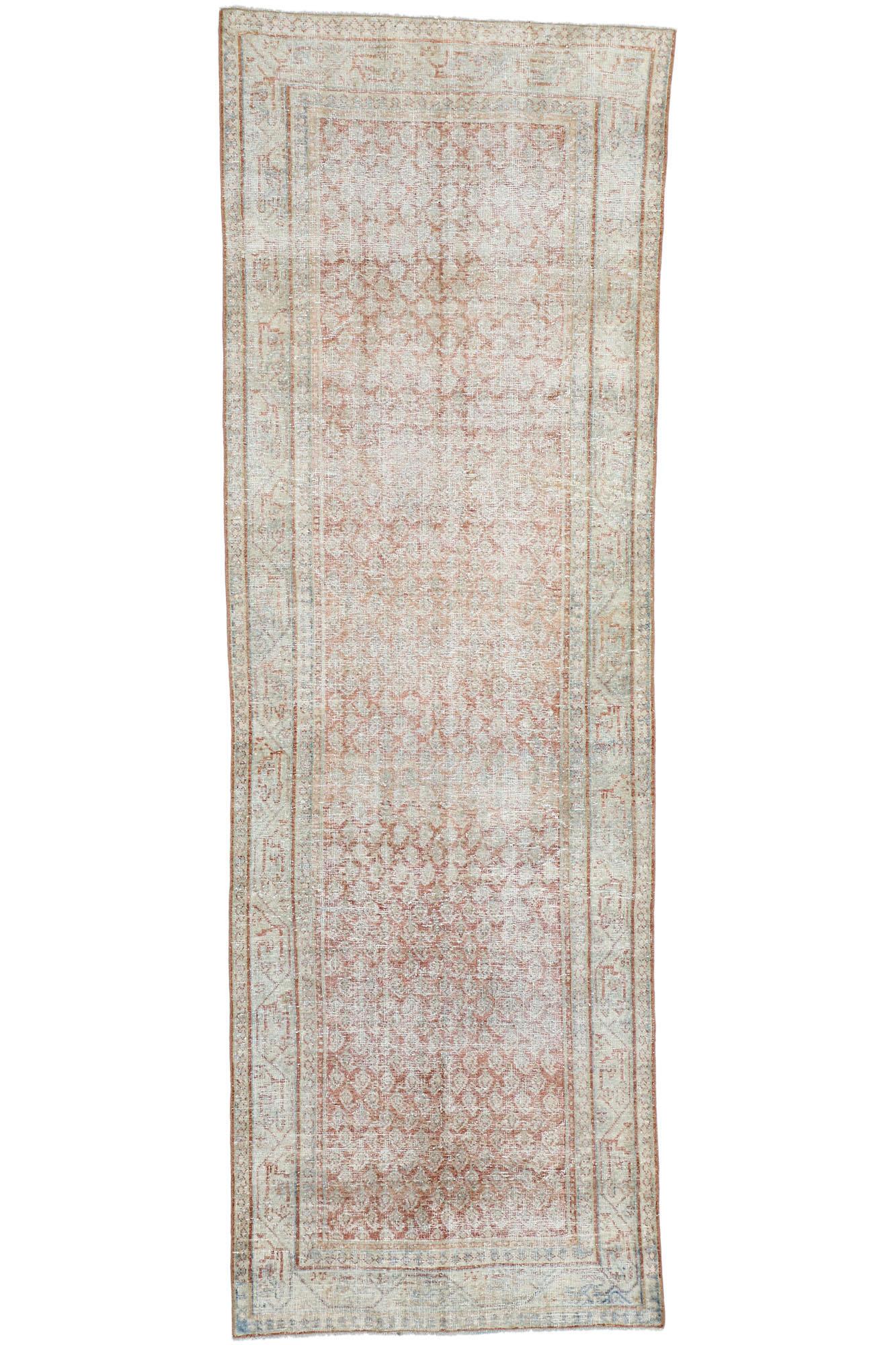Rustikaler, antiker, verblasster persischer Mahal-Teppich, verwitterte Schönheit trifft auf zeitlose Anziehungskraft