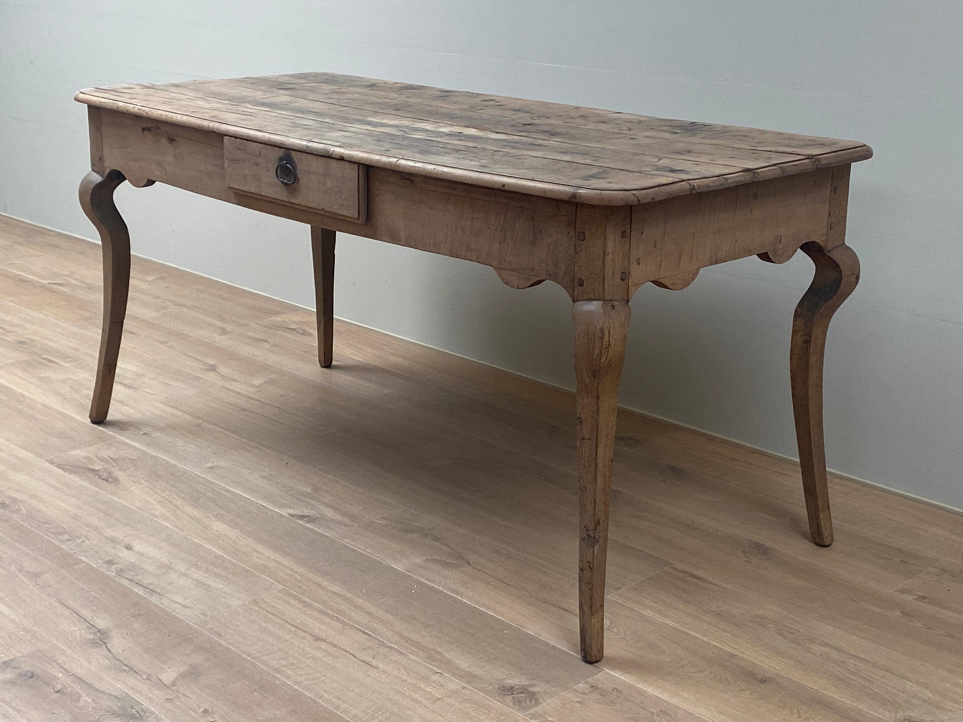 Rustic Antique French Rectangular Table in Oak and Walnut In Good Condition In Schellebelle, BE