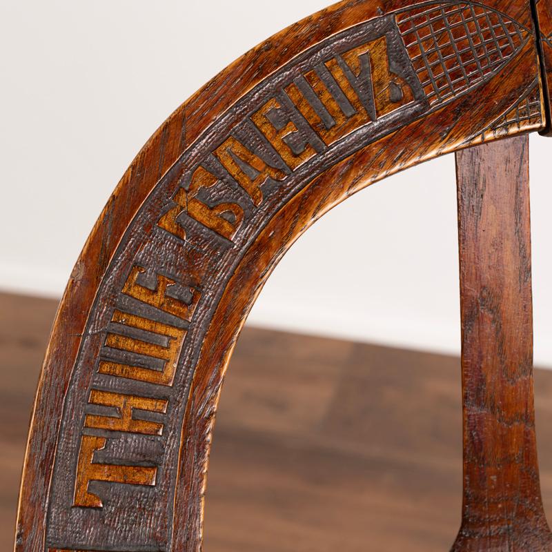 Rustikaler antiker handgeschnitzter Dreibein-Stuhl im Zustand „Gut“ im Angebot in Round Top, TX