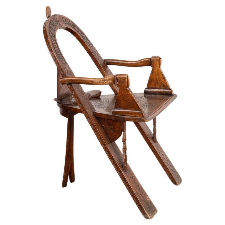 Rustikaler antiker handgeschnitzter Dreibein-Stuhl