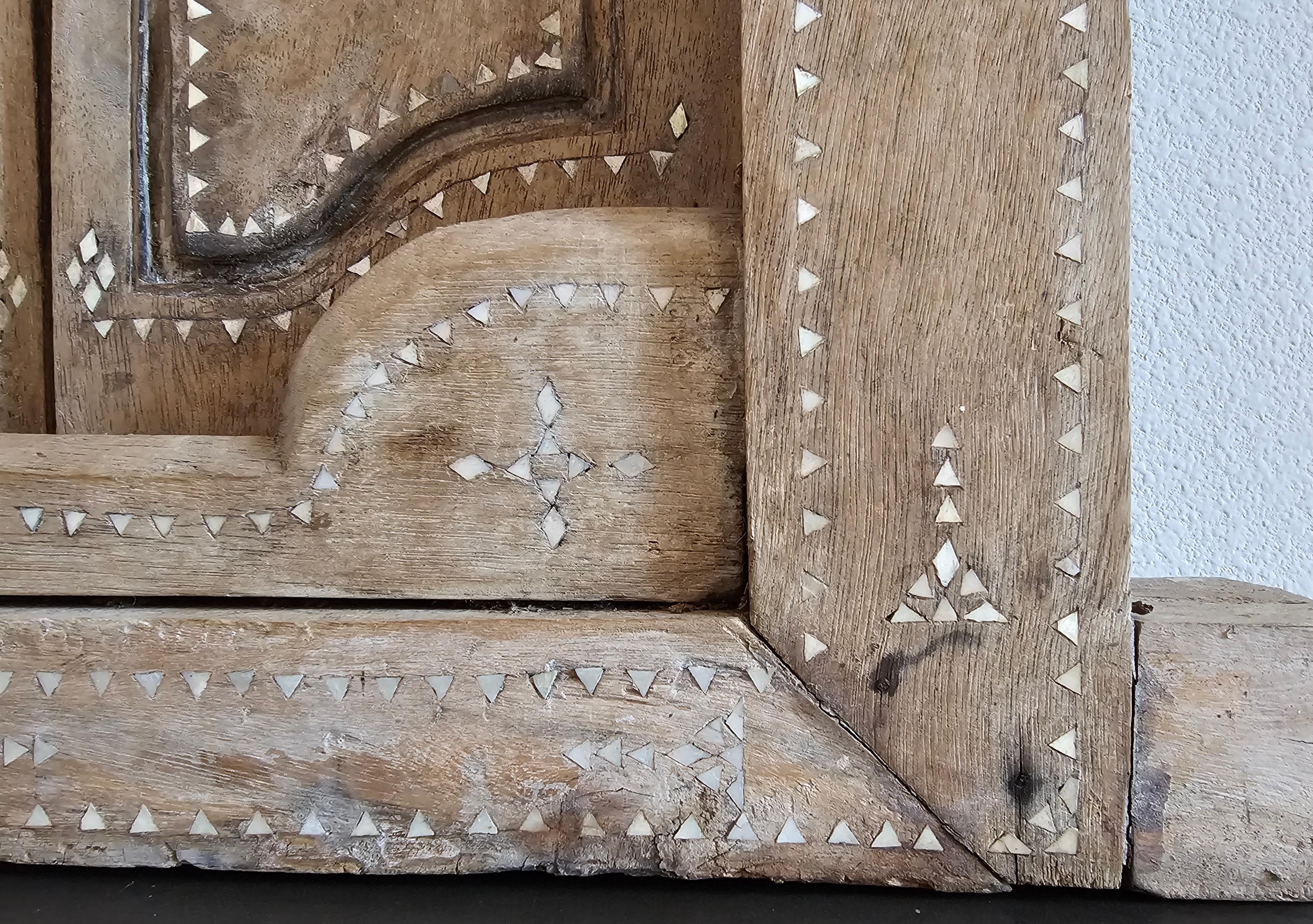 Vitrine architecturale indienne rustique ancienne en teck incrusté M-o-p  en vente 8