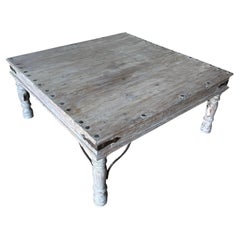 Table basse rustique à l'ancienne, indienne, lavée en blanc, avec pieds en balustre