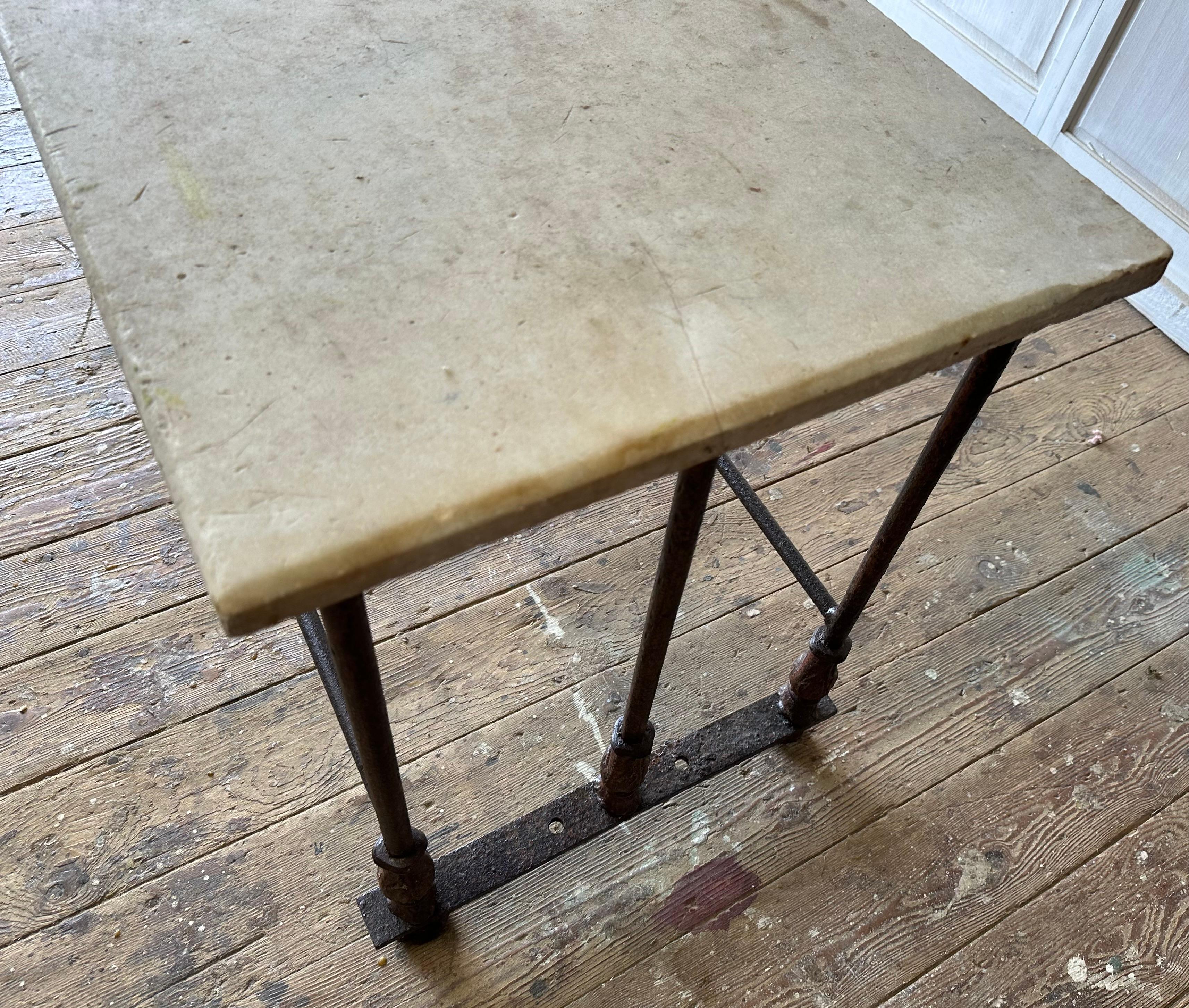 La base in ghisa Antique French è in stile Ilana Goor.  Il tavolino alto 23 pollici è l'altezza perfetta per servire il tè o il caffè.
Il tavolo è sormontato da un piano in marmo francese anticato che gli conferisce stile e carattere.  Il piano e la
