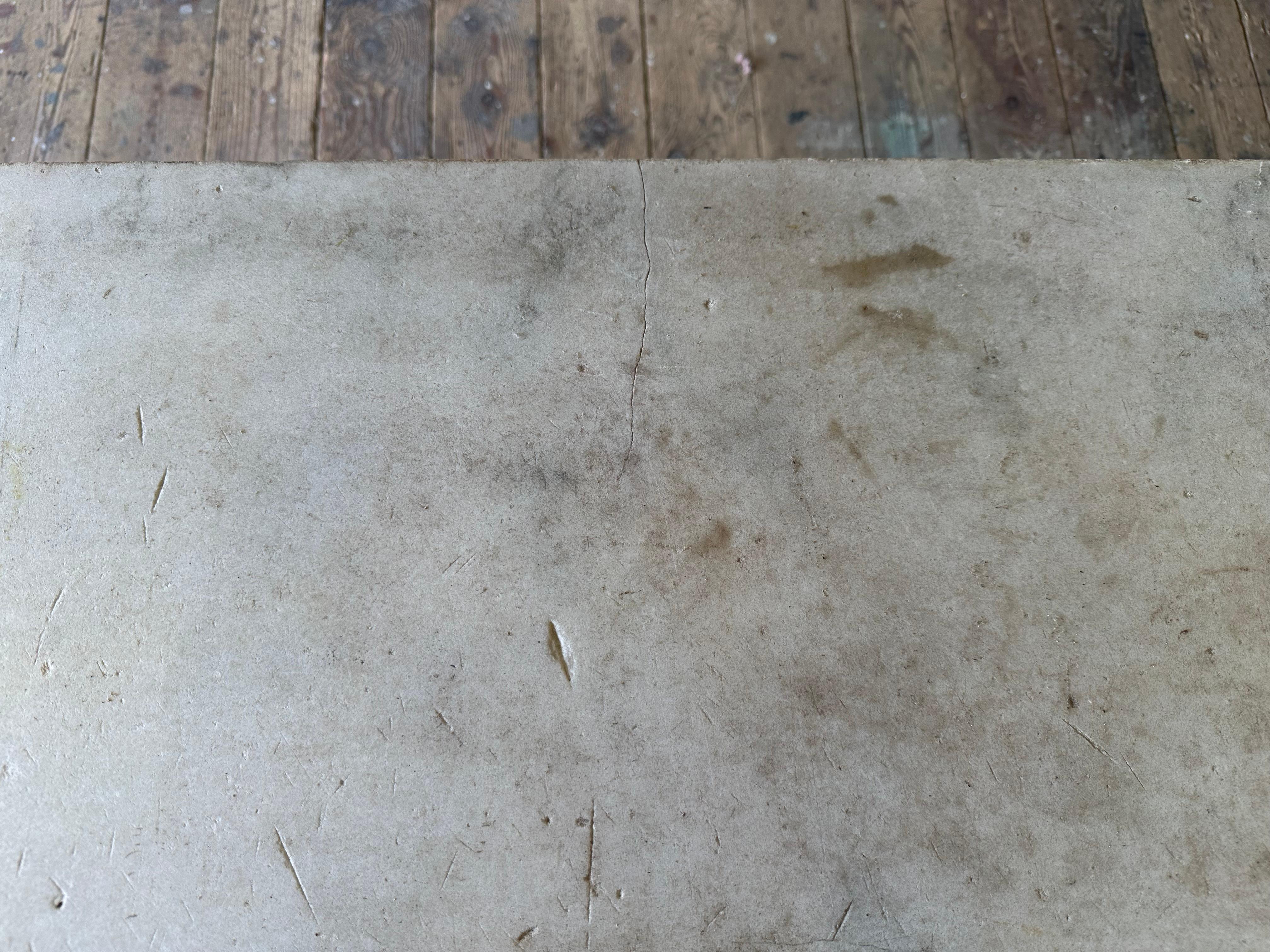 Stile provenzale Tavolino da caffè rustico antico con base in marmo e metallo in vendita