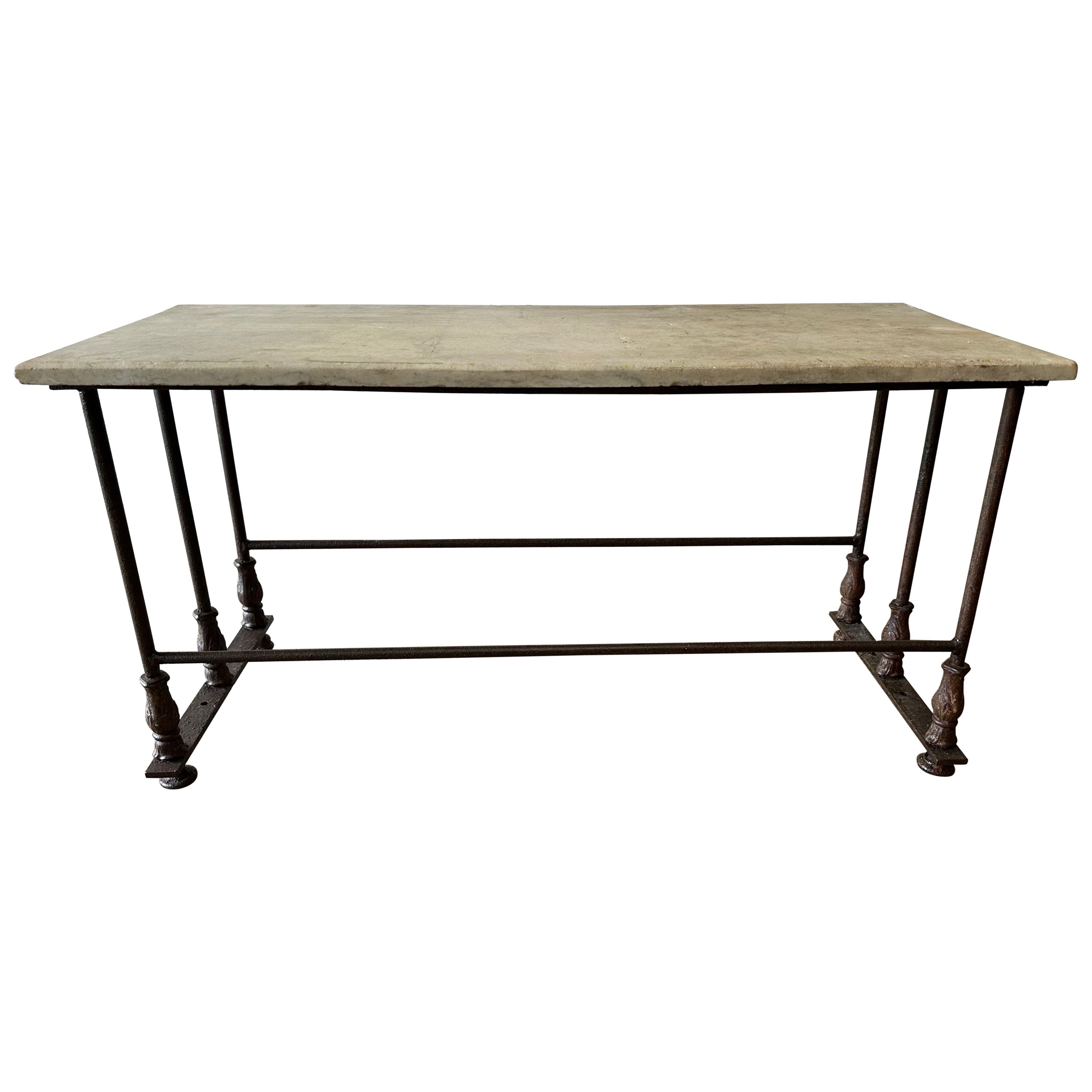 Table basse rustique ancienne en marbre et métal