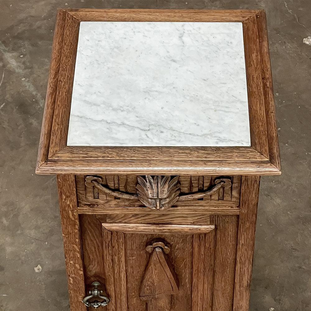 Laiton Table de nuit rustique ancienne néoclassique à plateau en marbre ~ Piédestal en vente