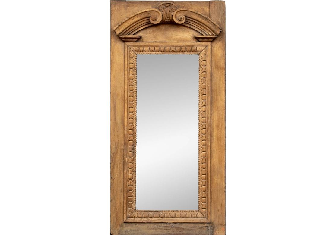 Uno specchio Pier in quercia intagliata dal sapore architettonico. Ca, 1840. Una cornice alta e stretta in legno di quercia naturale intagliato per lo specchio. Un architrave a volute ad alto rilievo nella parte superiore con foglie d'acanto al