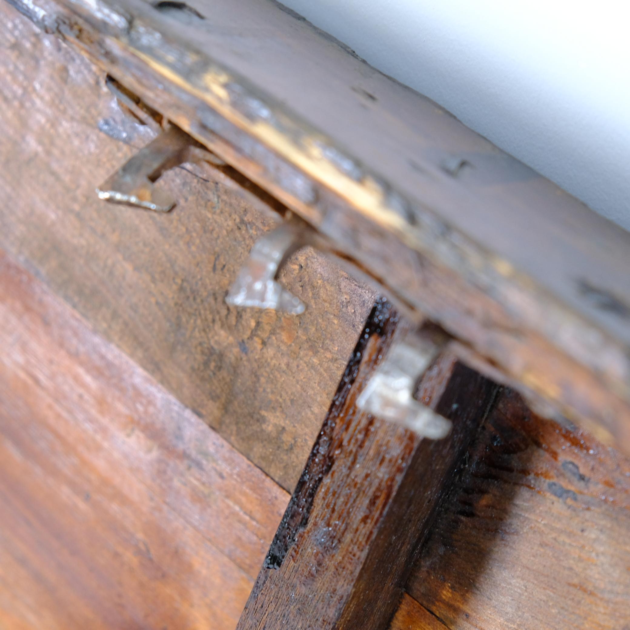 Coffre rustique ancien en bois de paysan, brun foncé, Finlande, 19e siècle en vente 3