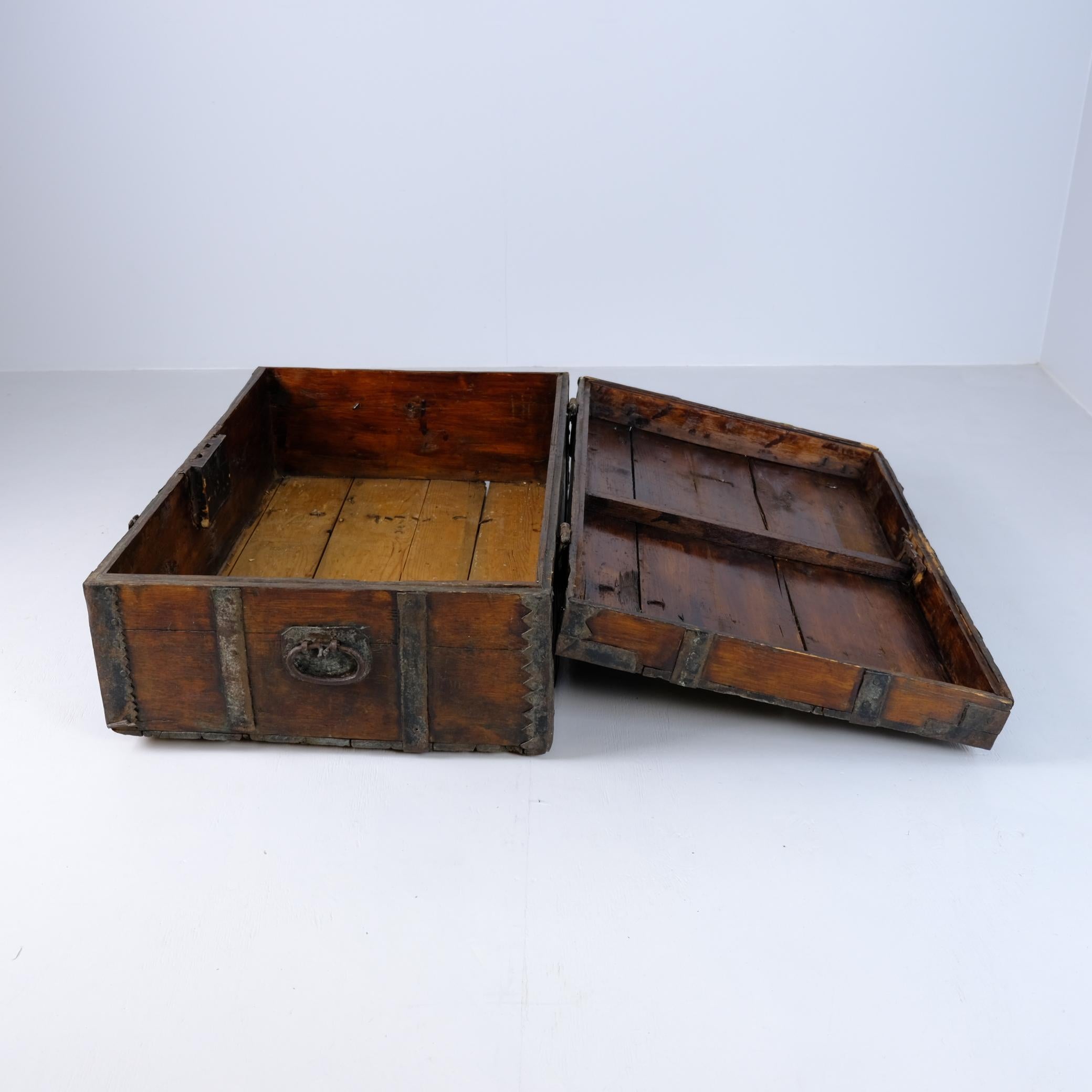 Coffre rustique ancien en bois de paysan, brun foncé, Finlande, 19e siècle en vente 4