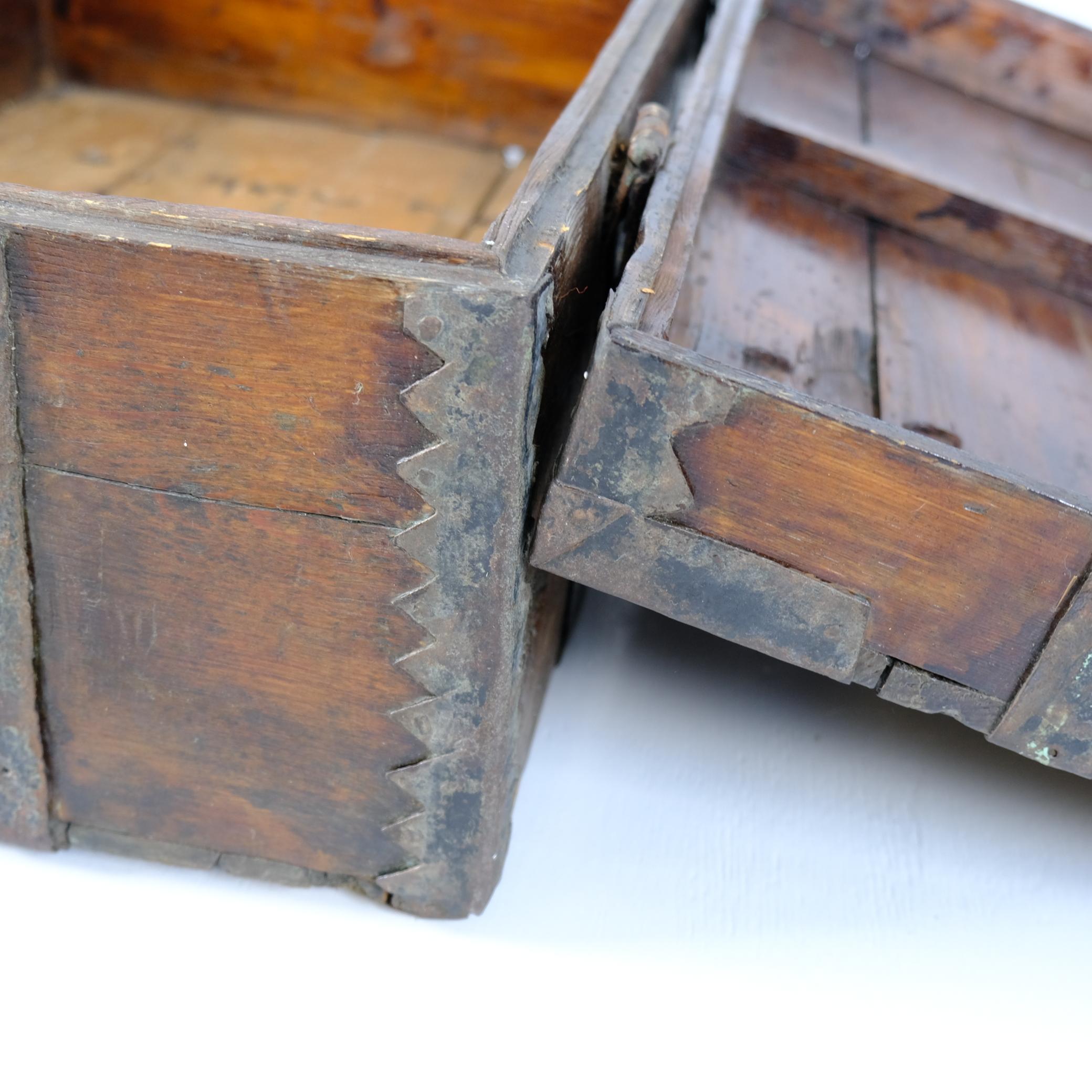 Coffre rustique ancien en bois de paysan, brun foncé, Finlande, 19e siècle en vente 5