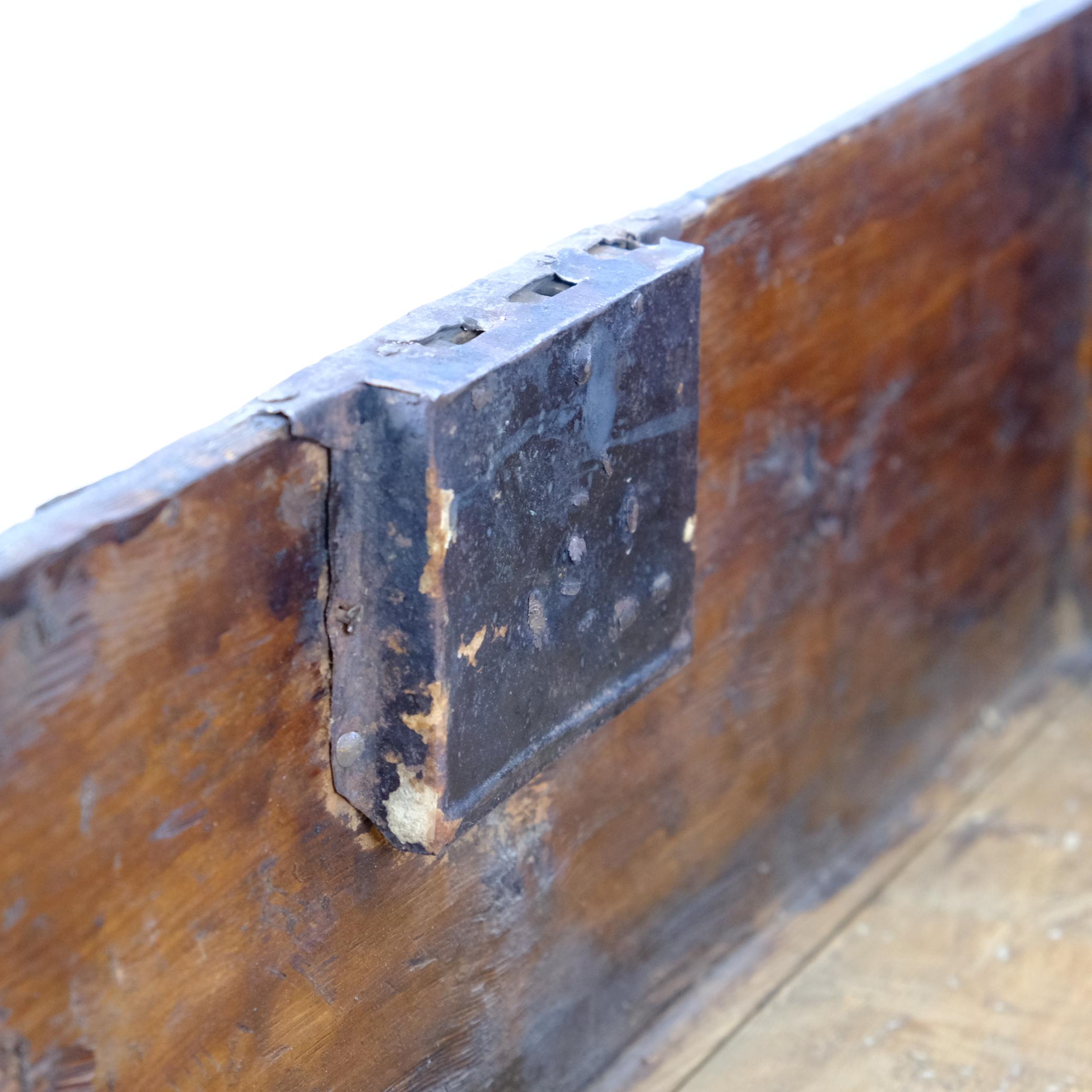 Coffre rustique ancien en bois de paysan, brun foncé, Finlande, 19e siècle en vente 6