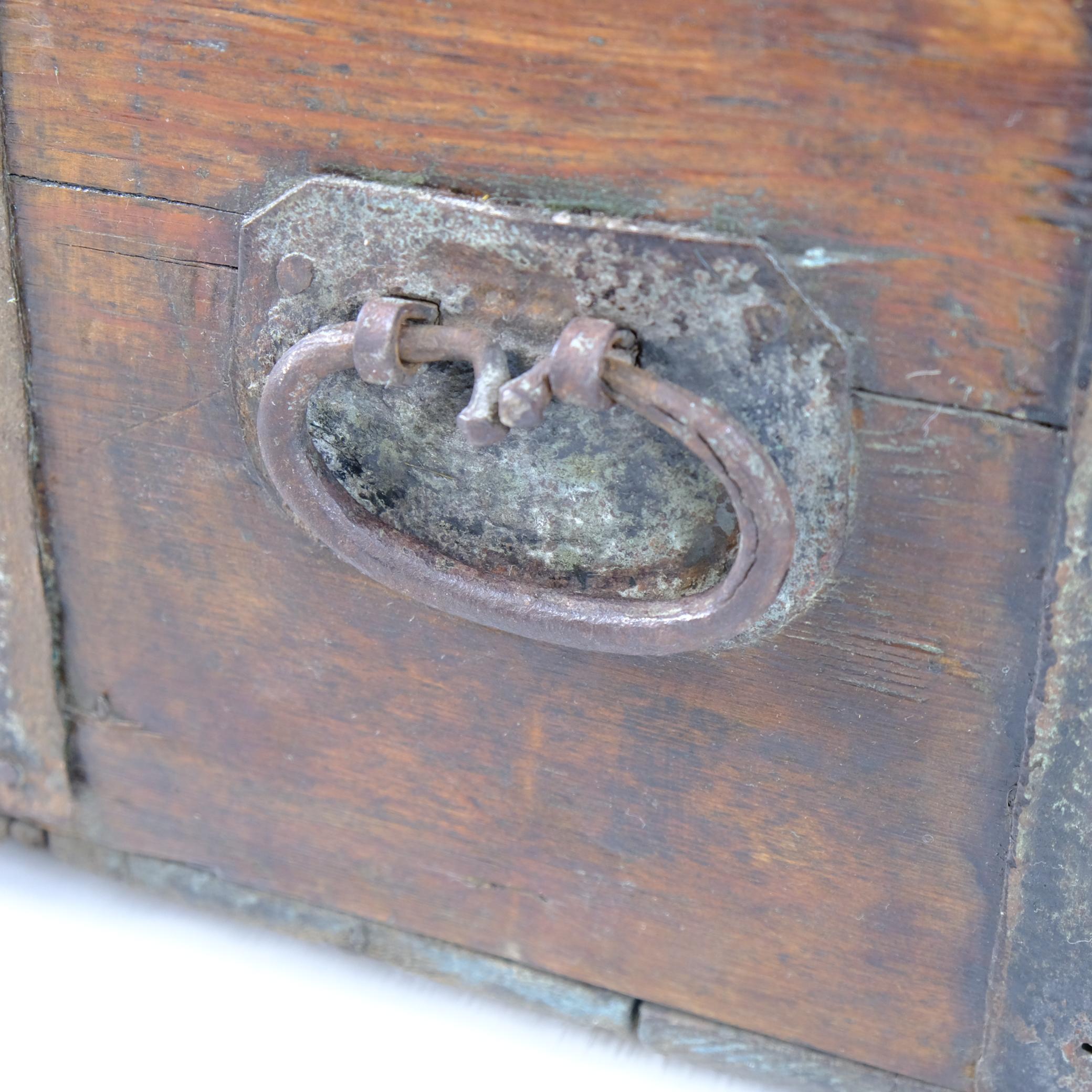 Coffre rustique ancien en bois de paysan, brun foncé, Finlande, 19e siècle en vente 7