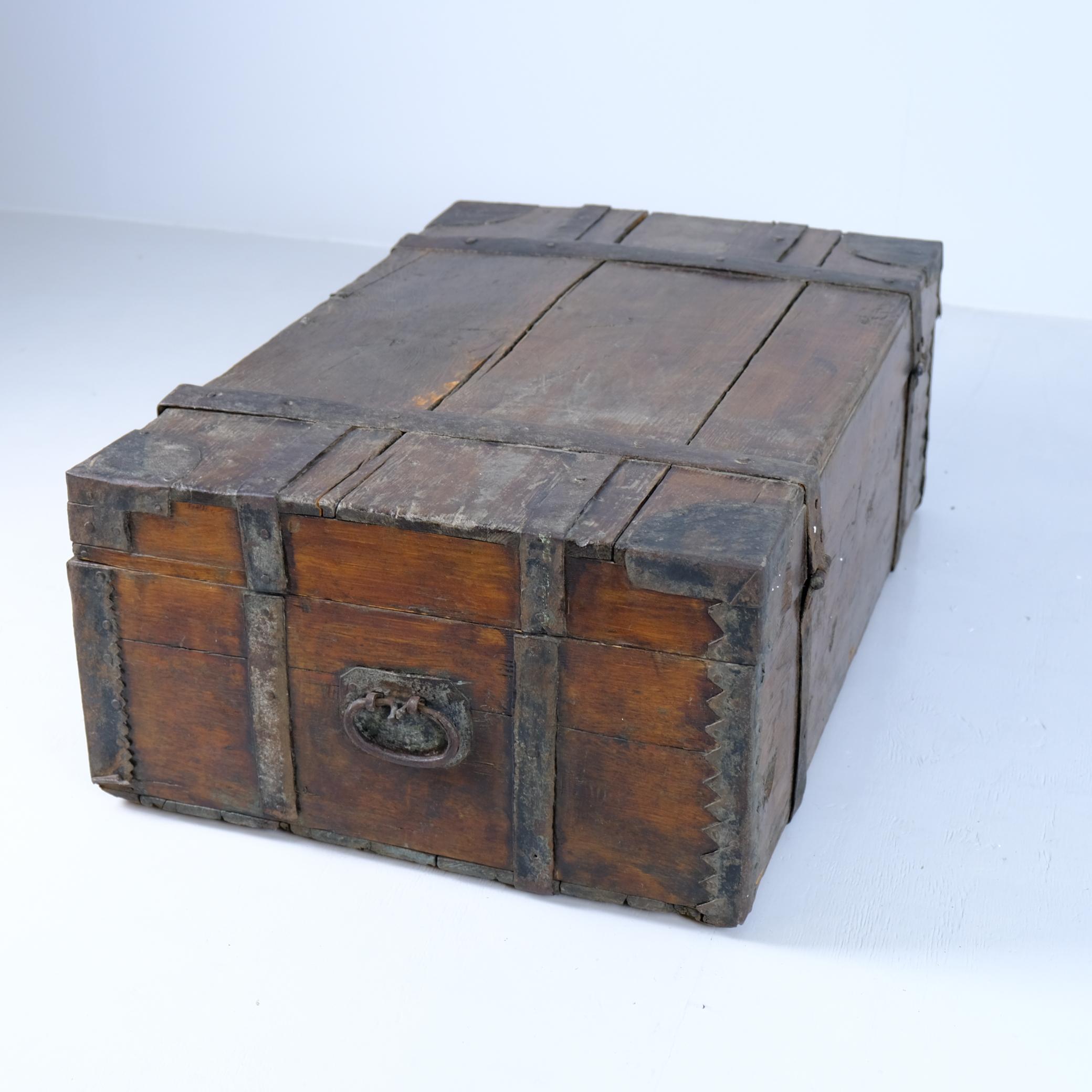 Coffre rustique ancien en bois de paysan, brun foncé, Finlande, 19e siècle en vente 8