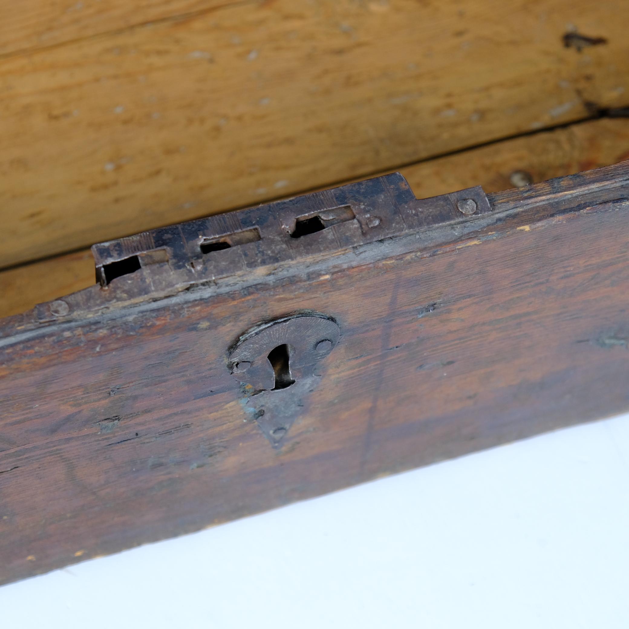 XIXe siècle Coffre rustique ancien en bois de paysan, brun foncé, Finlande, 19e siècle en vente