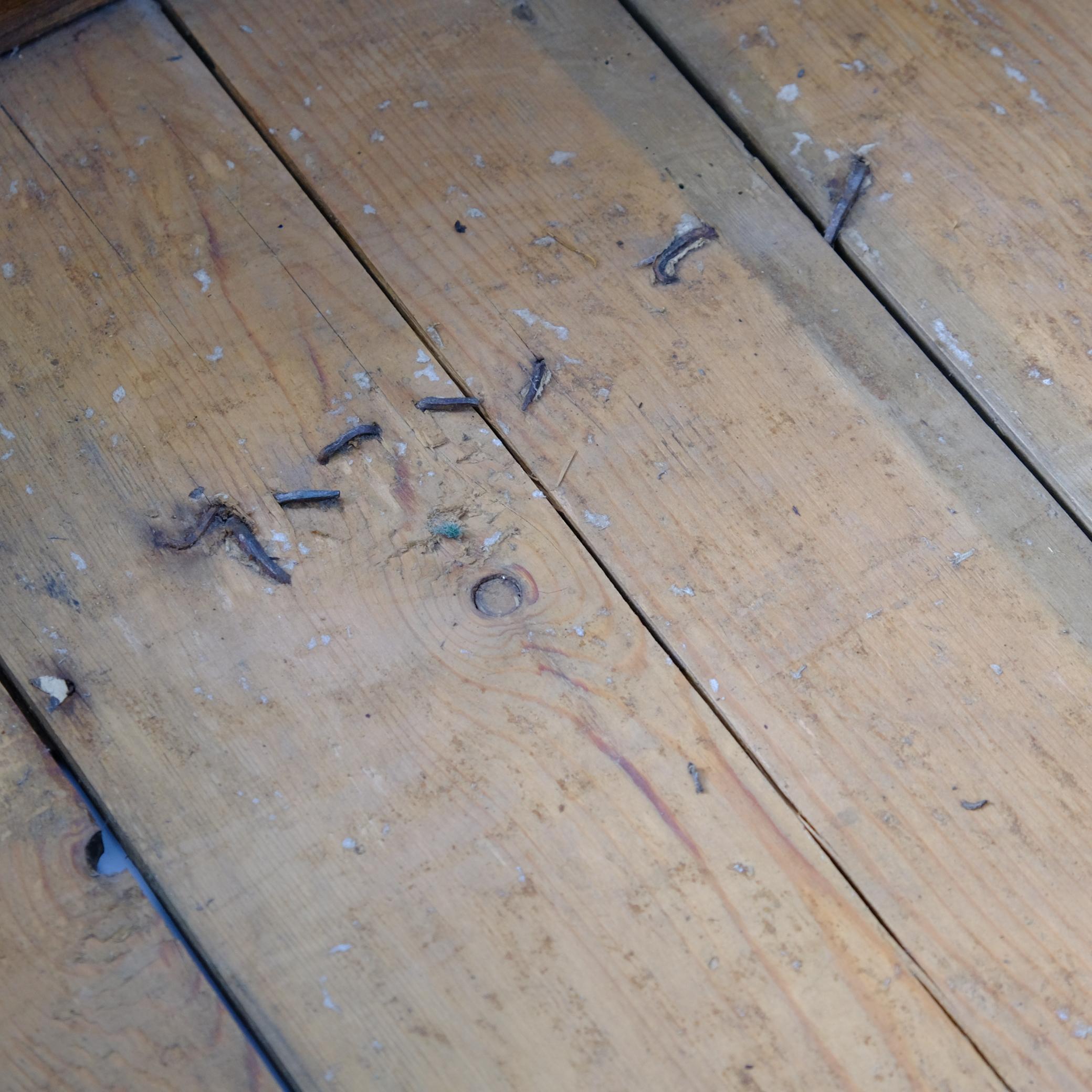 Coffre rustique ancien en bois de paysan, brun foncé, Finlande, 19e siècle en vente 1