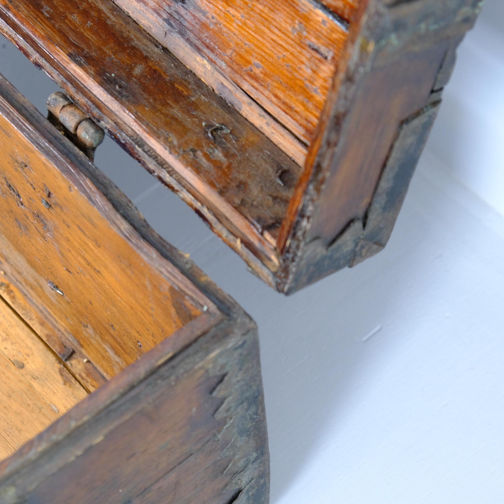 Coffre rustique ancien en bois de paysan, brun foncé, Finlande, 19e siècle en vente 2