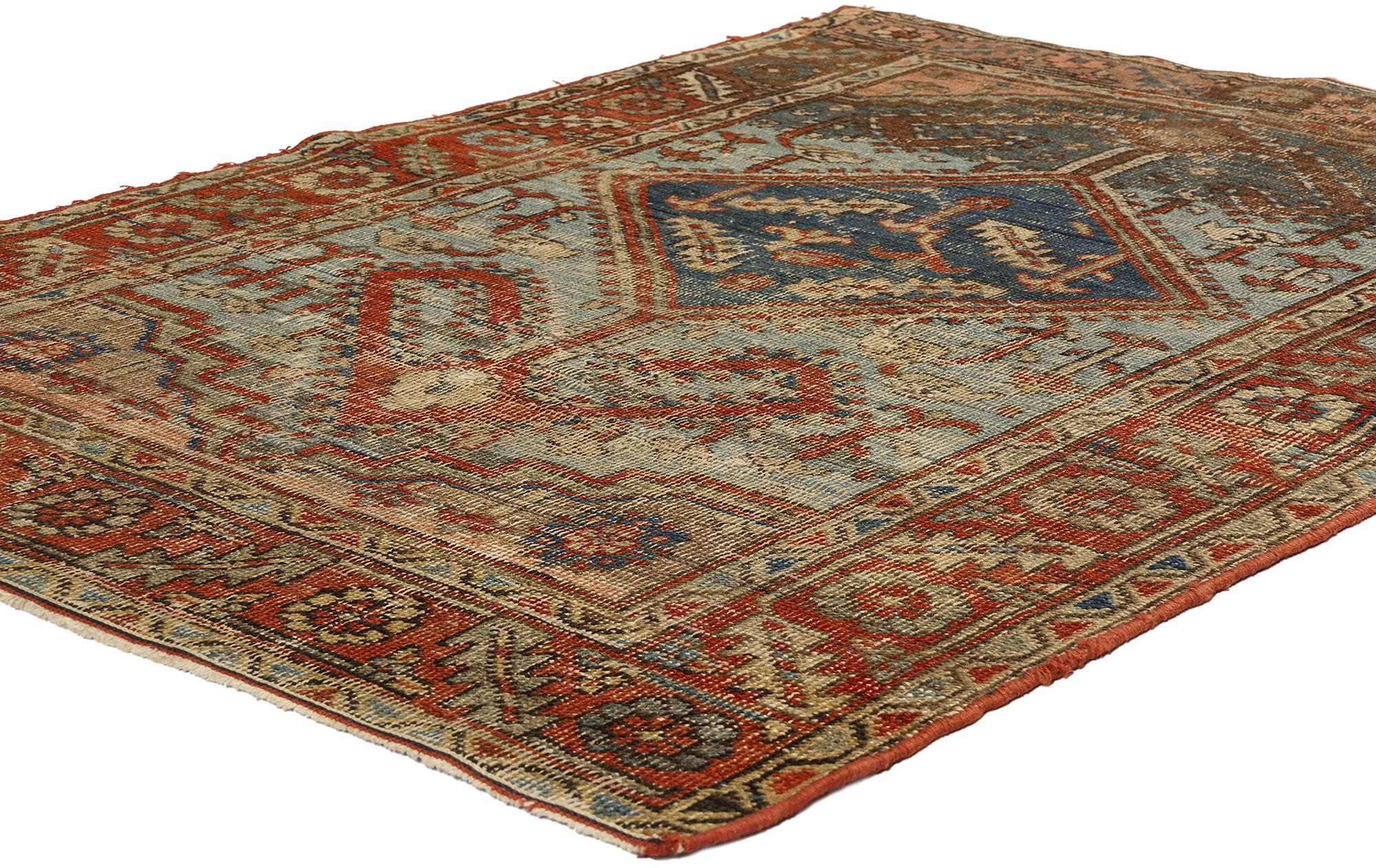 78672 Antik-getragener persischer Bakshaish-Teppich, 03'07 x 05'01. Die persischen Bakshaish-Teppiche aus dem Dorf Bakshaish im Nordwesten des Iran sind für ihre kühnen geometrischen Muster, ihre leuchtenden erdigen Farben und ihre außergewöhnliche