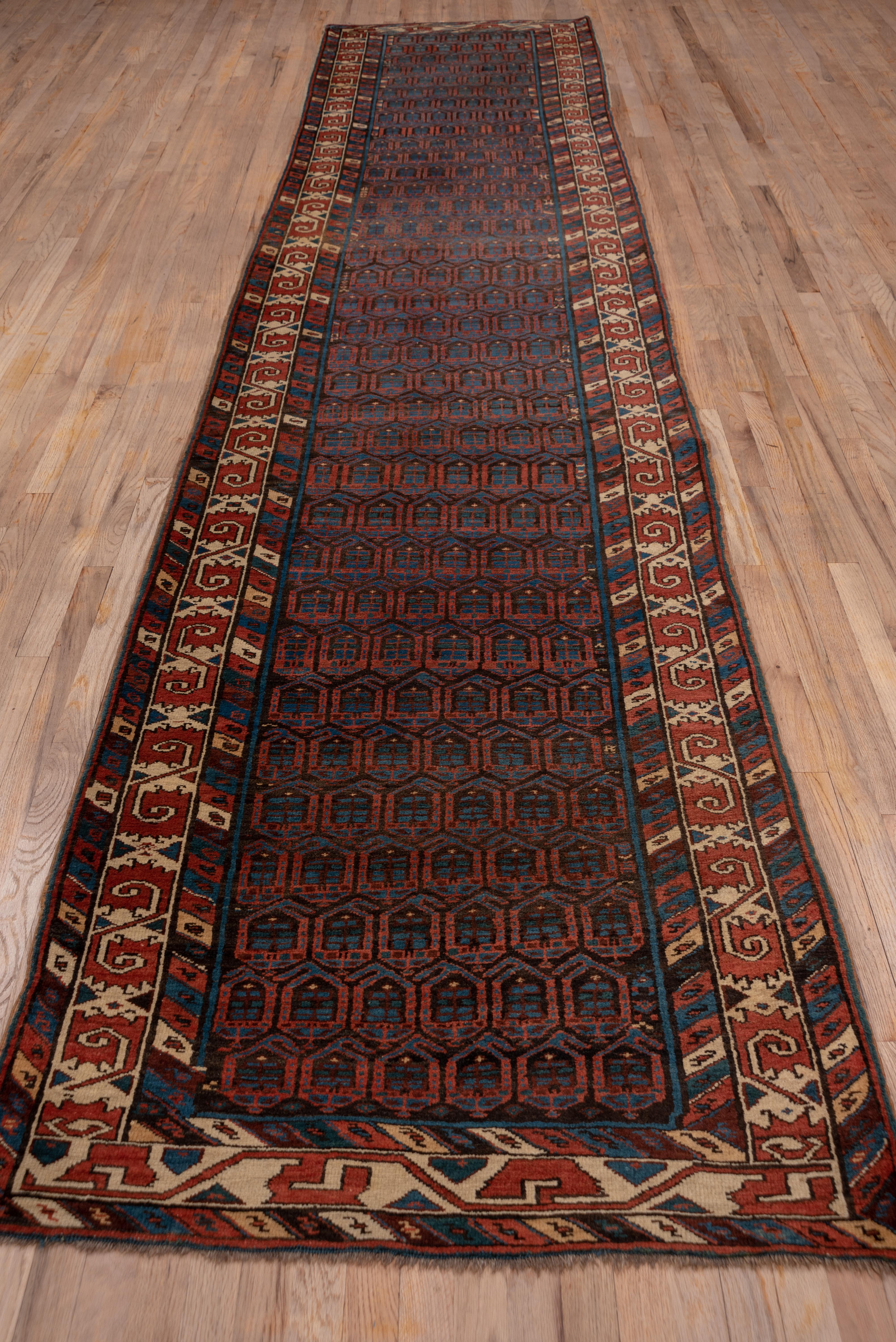 Tribal Tapis de couloir Sarab persan rustique ancien, terrain allover brun, rouge et bleu, vers les années 1920 en vente