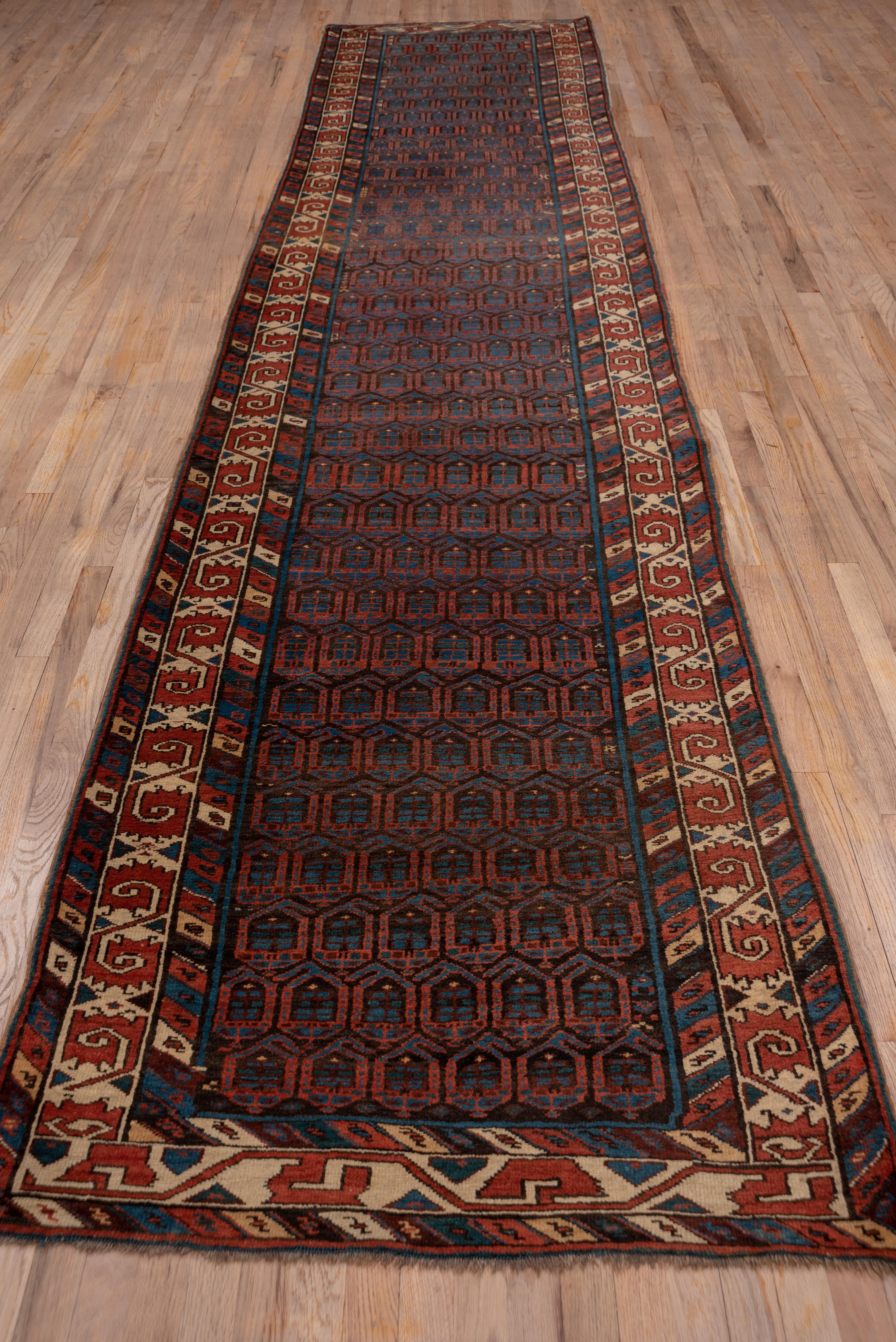 Tribale Rustico antico Sarab Runner persiano, campo marrone rosso e blu, circa anni '20 in vendita
