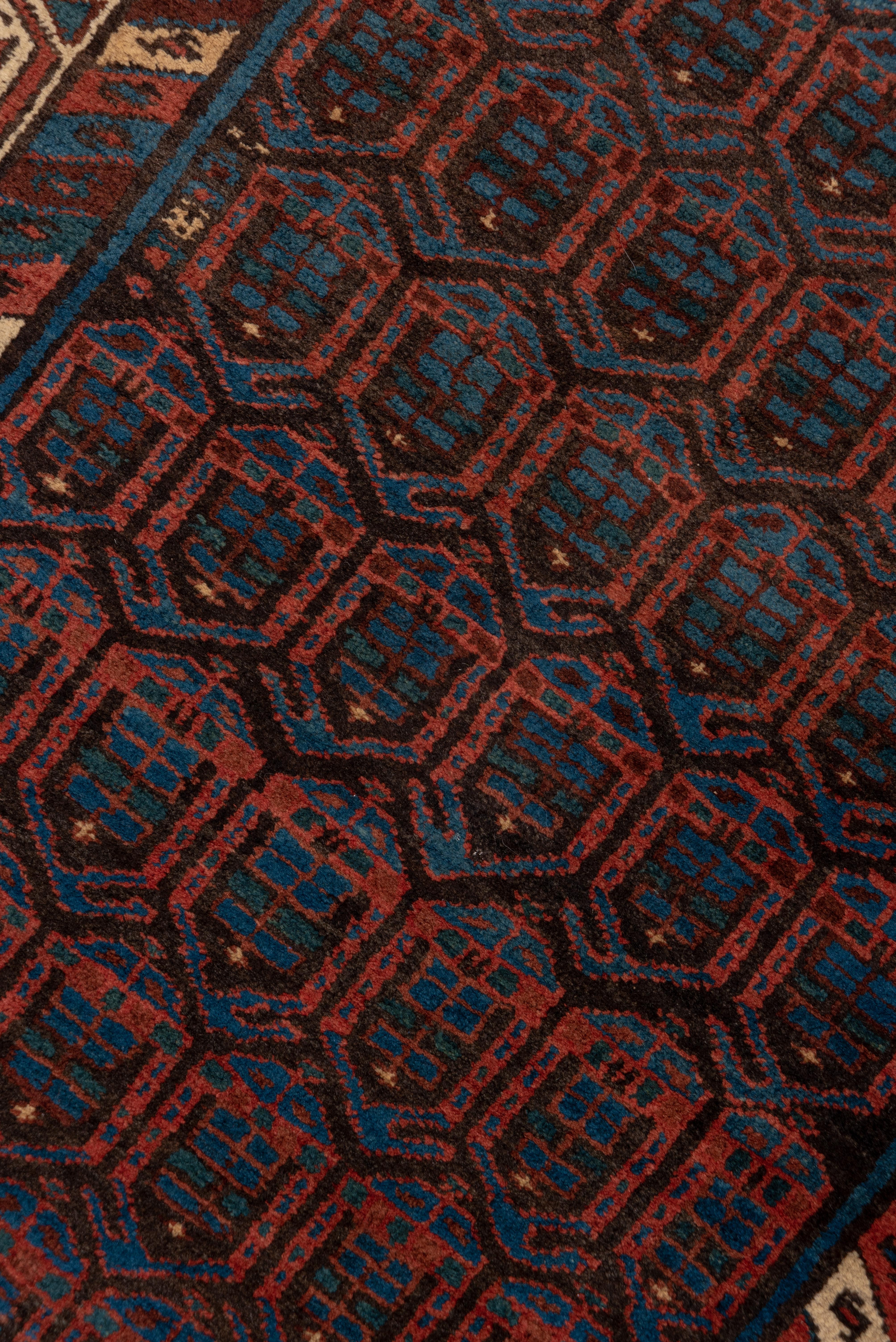 Noué à la main Tapis de couloir Sarab persan rustique ancien, terrain allover brun, rouge et bleu, vers les années 1920 en vente