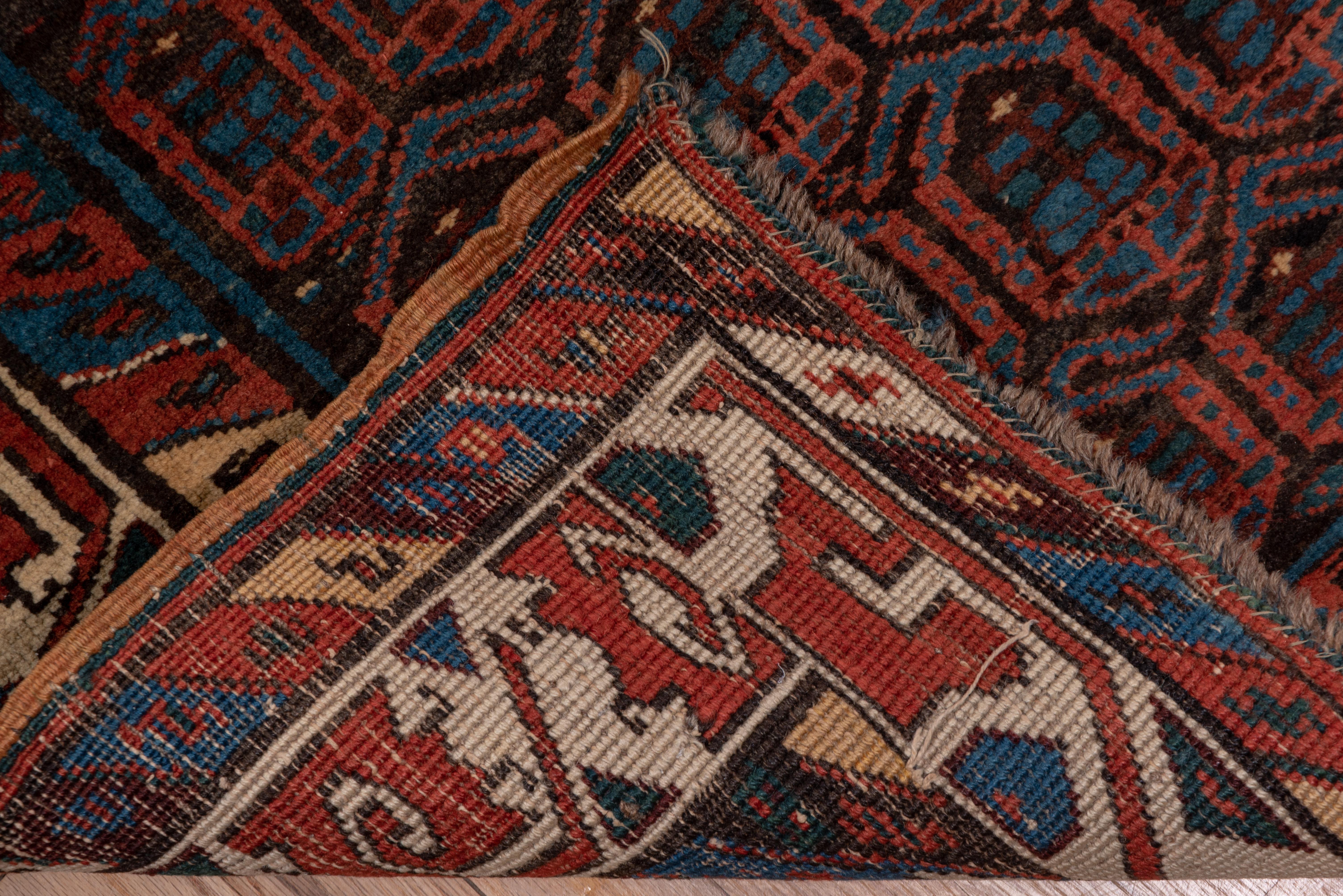 Début du 20ème siècle Tapis de couloir Sarab persan rustique ancien, terrain allover brun, rouge et bleu, vers les années 1920 en vente