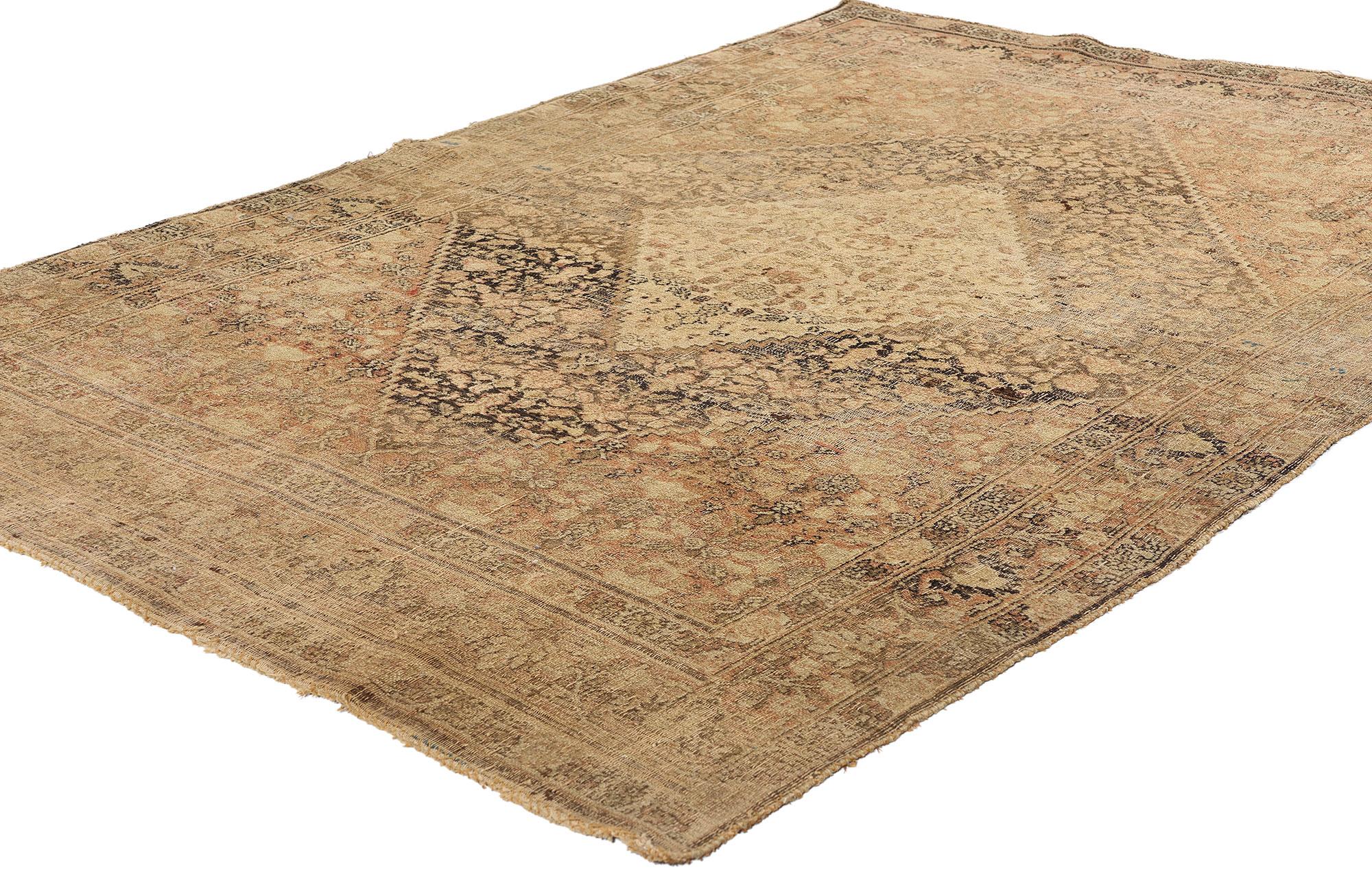 78987 Tappeto Mahi Tabriz Persiano Antico Distressed, 04'04 x 06'06. Questo tappeto antico persiano Mahi Tabriz, annodato a mano in lana, unisce in modo eloquente il fascino rustico moderno con il lusso rilassato, rappresentando perfettamente