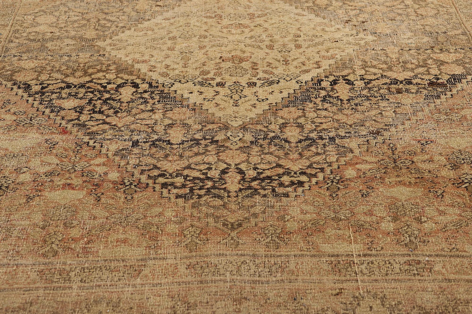 Tappeto Tabriz persiano antico e rustico, la finezza delle intemperie incontra il lusso della tranquillità In condizioni deteriorate in vendita a Dallas, TX