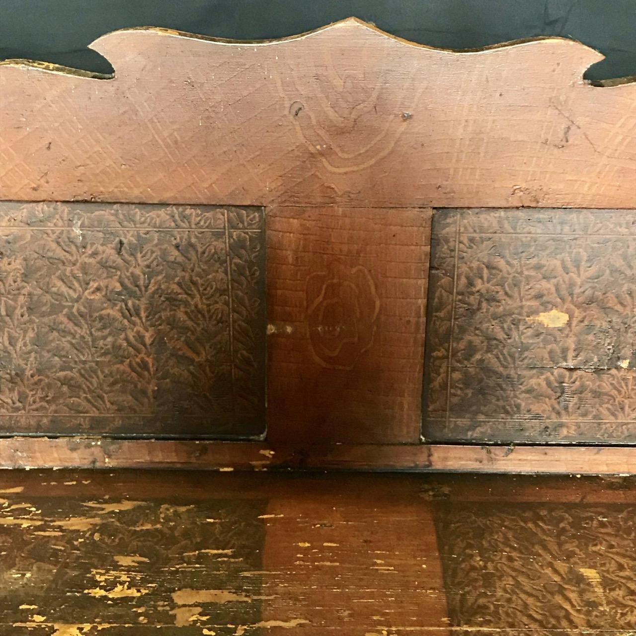 Antike europäische faux lackierte Sofabank mit hübsch geformter Platte und wundervoller abgenutzter Patina, die leicht einen Eingangsflur schmücken kann. Die herrliche Kunstfarbe kann mit Kissen akzentuiert werden oder man genießt sie so, wie sie