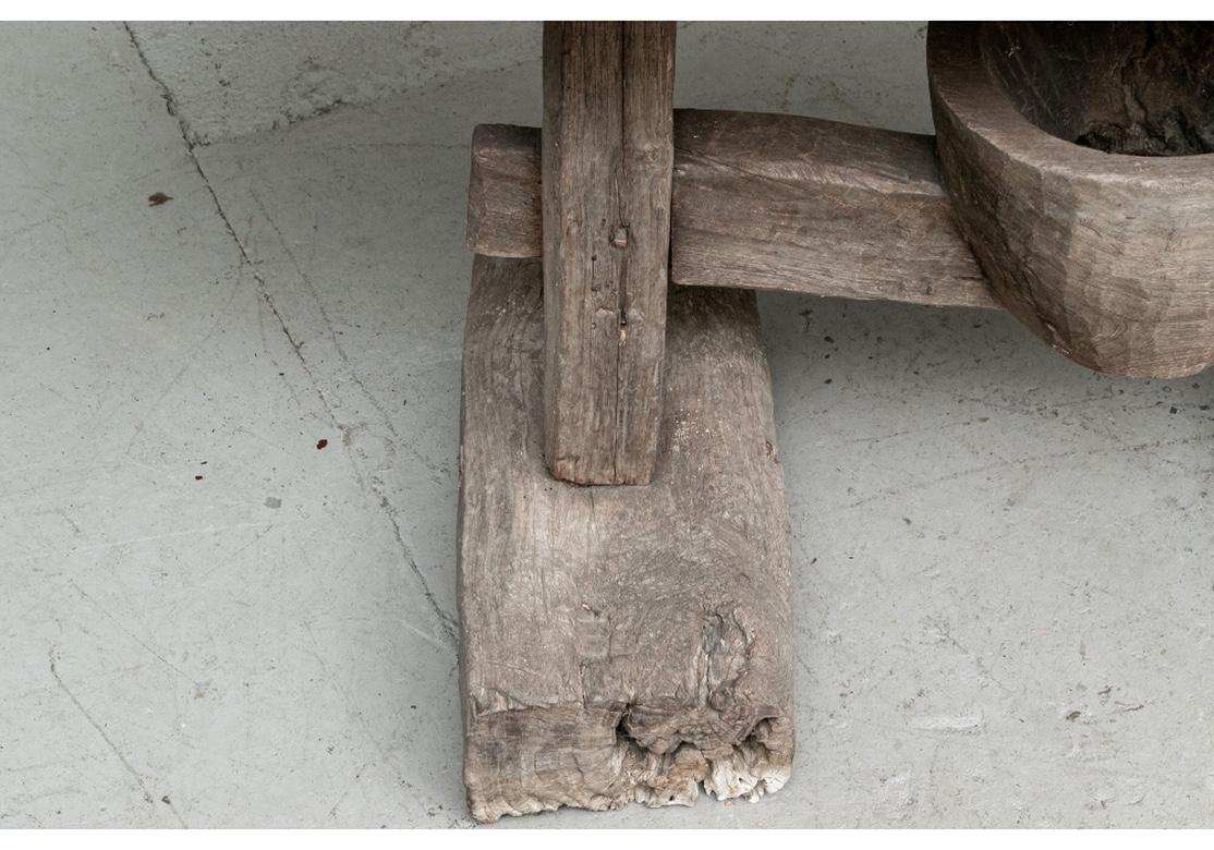Rustikaler antiker Bauerntisch aus Holz im Zustand „Starke Gebrauchsspuren“ im Angebot in Bridgeport, CT