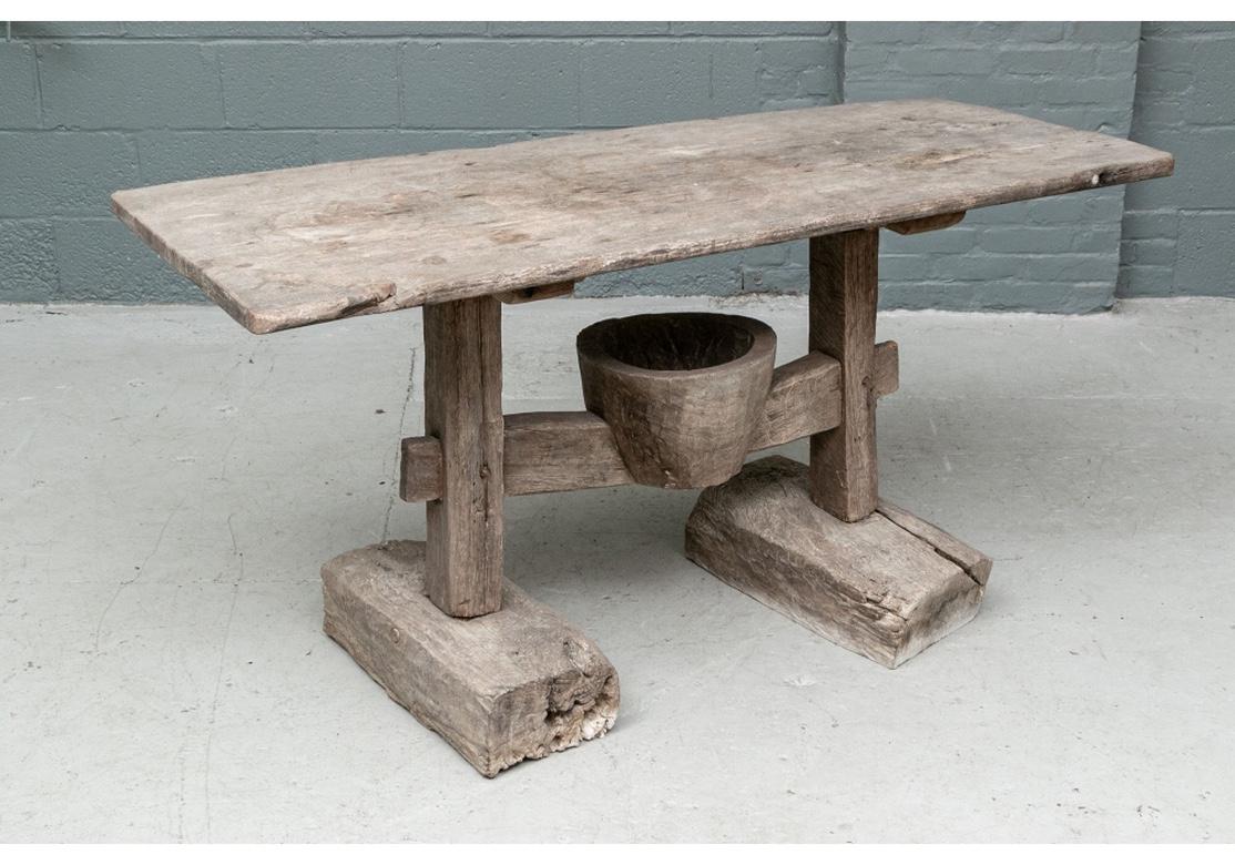 Table de ferme rustique ancienne en bois Abîmé - En vente à Bridgeport, CT