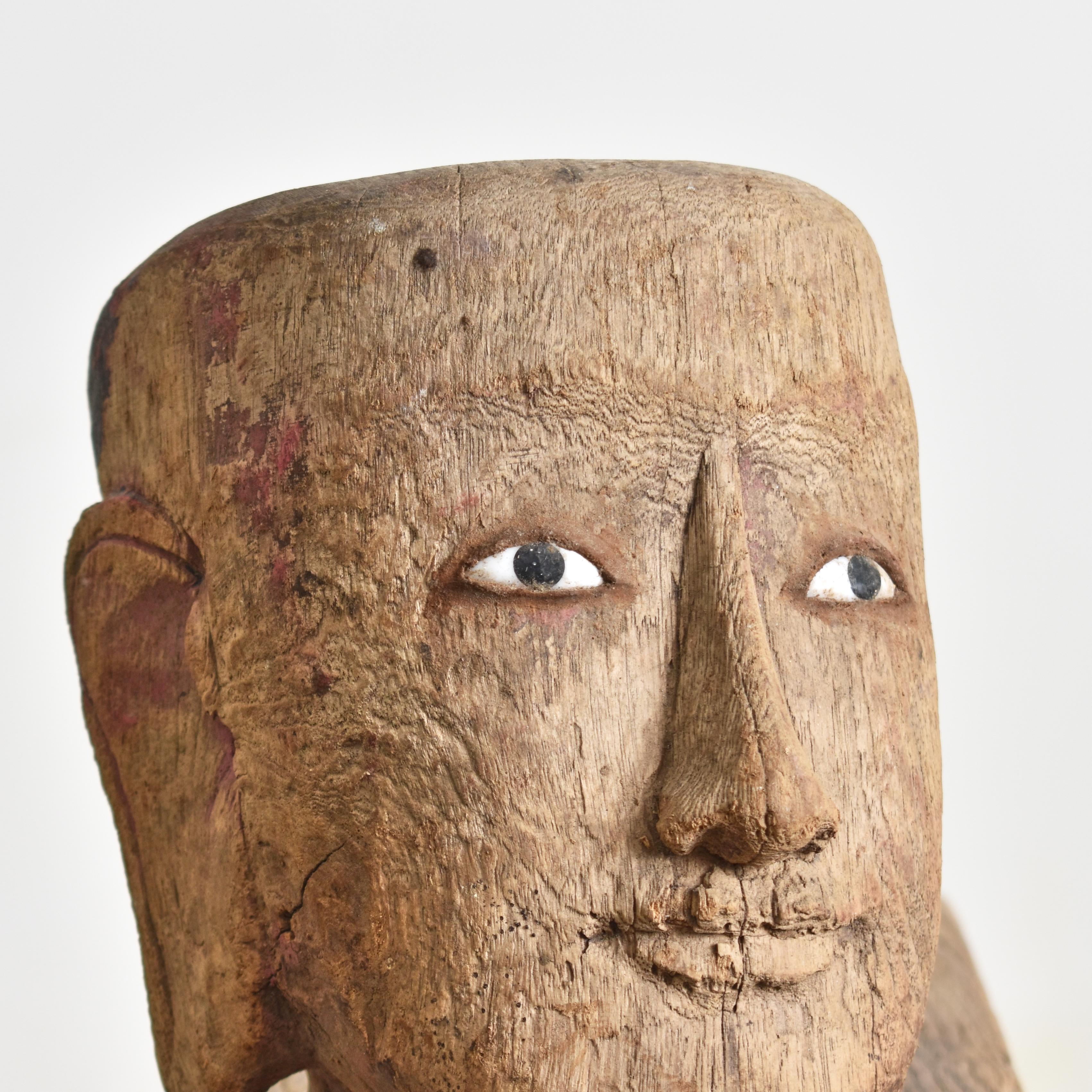 Antigua cabeza de marioneta birmana tallada- B

Cabeza decorativa de marioneta birmana tallada en madera y pintada, con ojos de cristal. Se cree que es del siglo XIX. Se habría utilizado para un espectáculo de marionetas o teatro. Una pieza